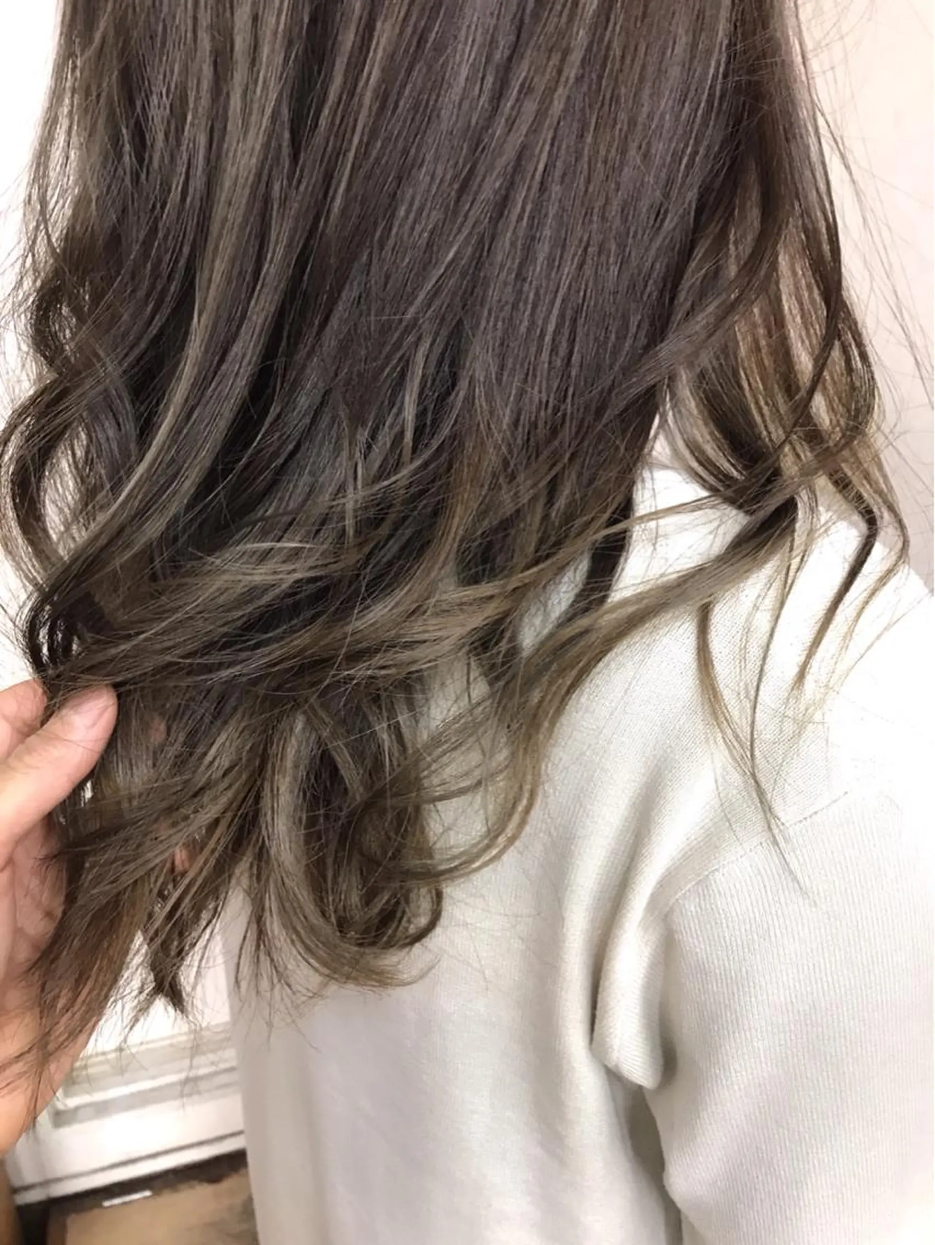 ロング カラー ネイル バレイヤージュ ベージュカラー グラデーションカラー ハイライトカラー ミルクティーベージュ ヘアカラー トリートメント BOB所属・三輪 太一のヘアスタイル