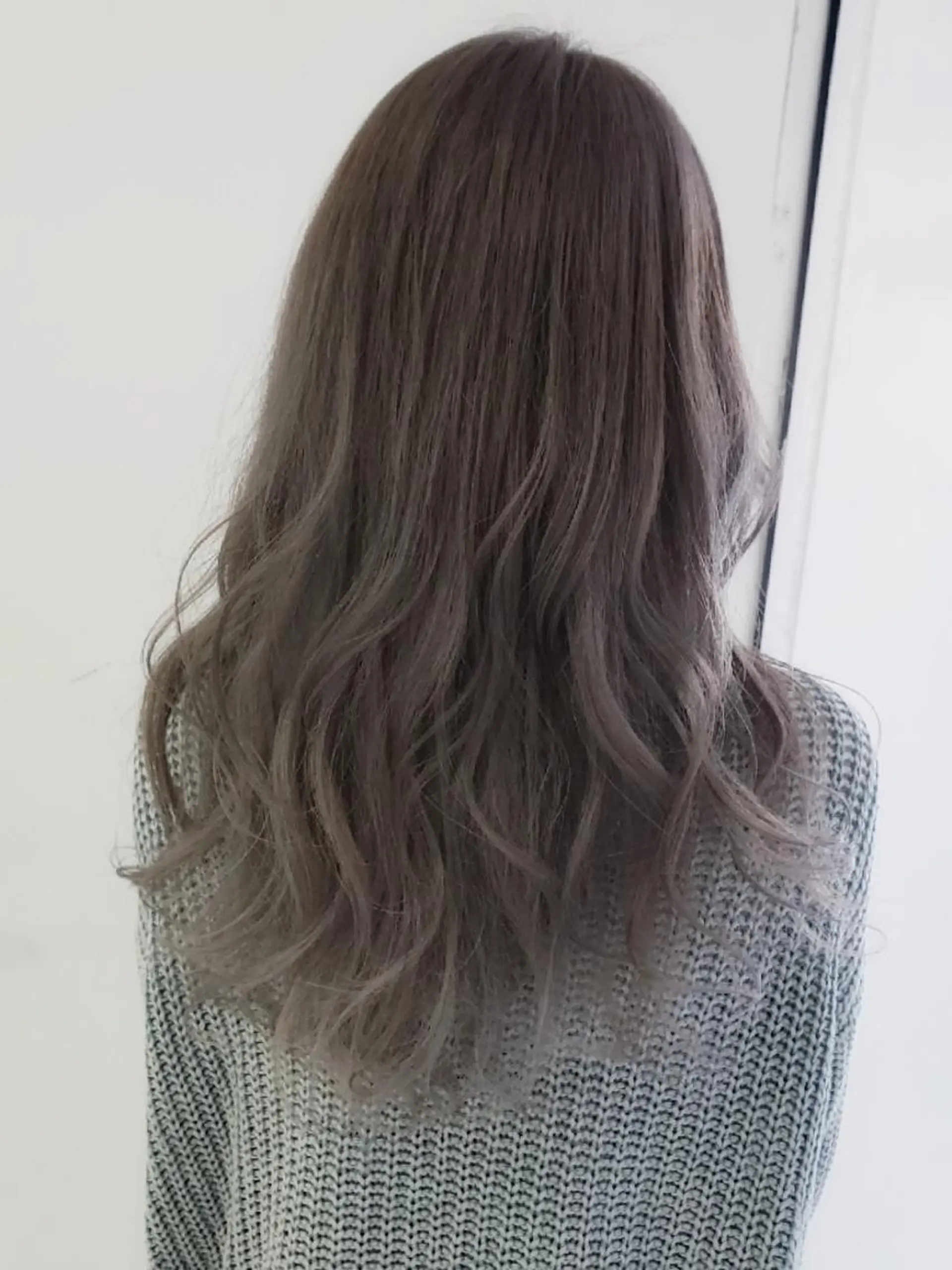 ロング カラー グラデーションカラー グレージュ アイスグレージュ 樋口 千尋のヘアスタイル