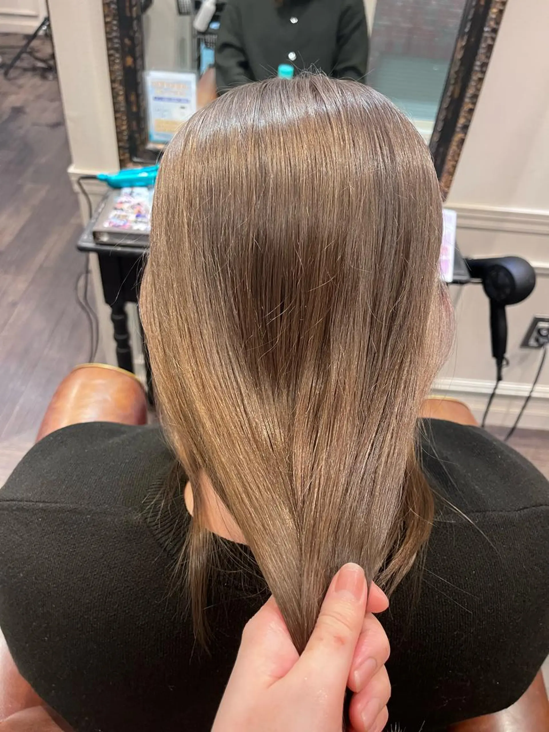 セミロング 小林 莉菜のヘアスタイル