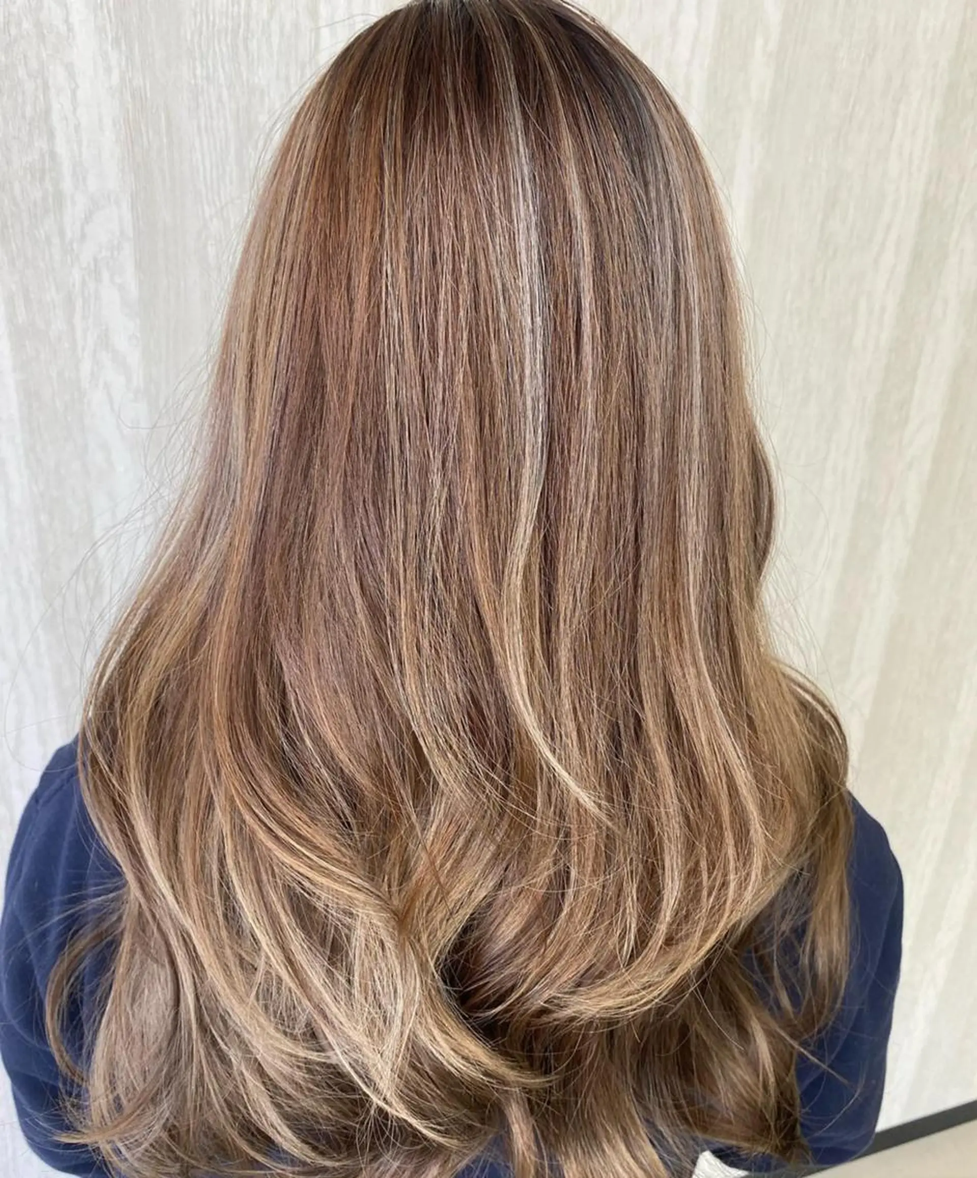 ロング カラー ベージュカラー ハイライトカラー ミルクティーベージュ ハイライト UNDER vr 【アンダーバー】のヘアスタイル