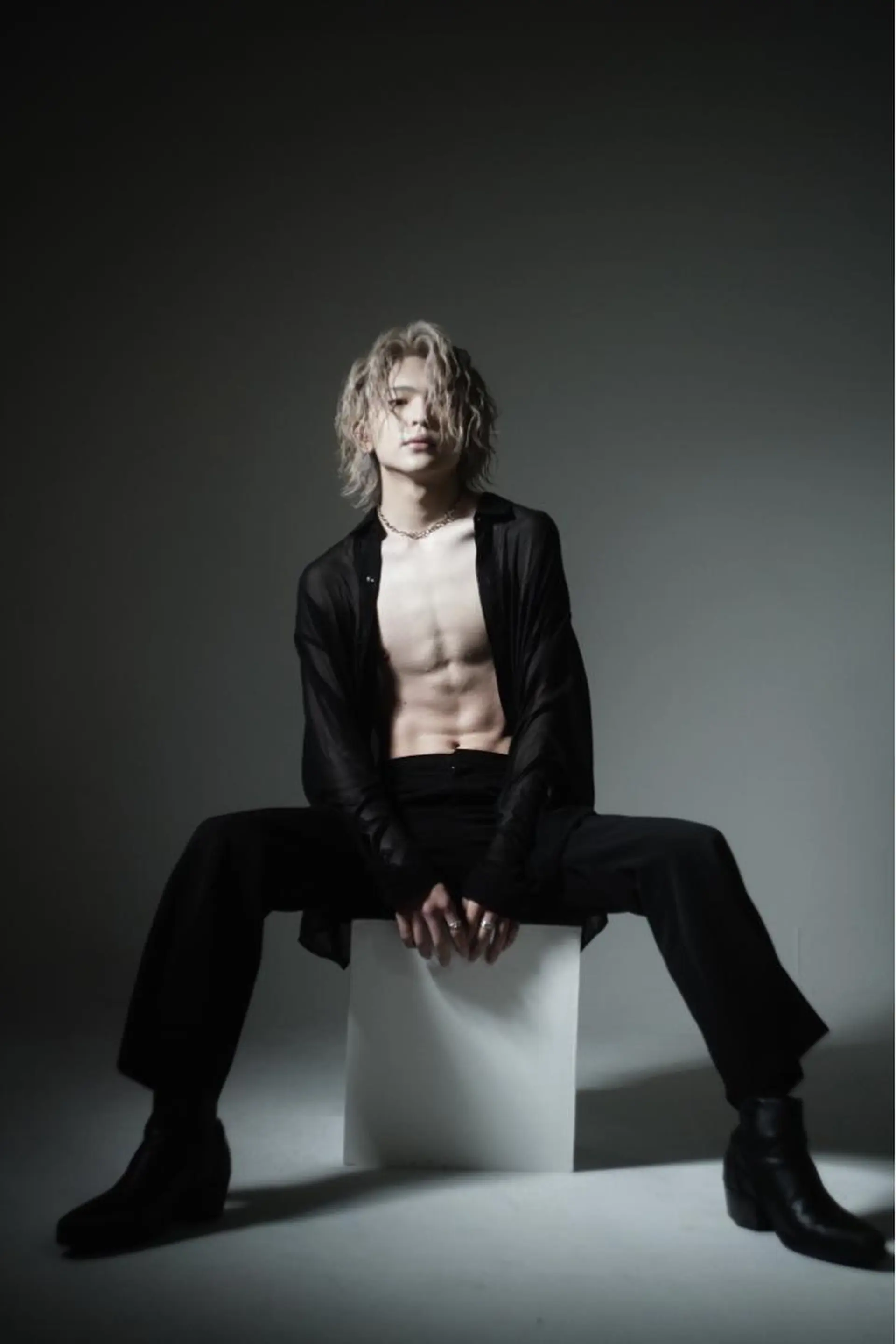 セミロング カラー パーマ メンズ メンズブリーチ ビジネス センターパート フェードカット カルマパーマ カット ヘアカラー トリートメント ヘアセット メンズサロン【owl 心斎橋】難波/アメ村のヘアスタイル