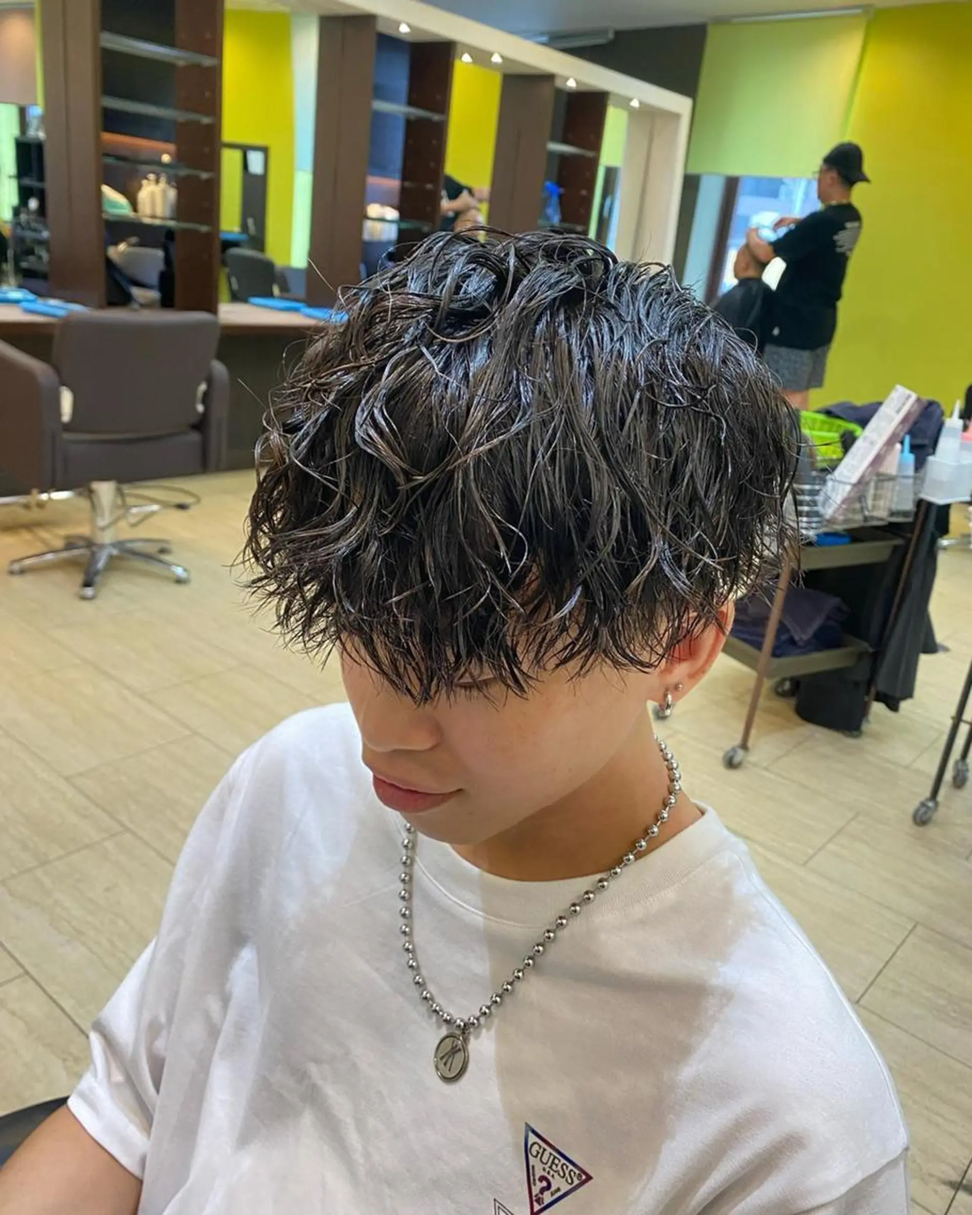 パーマ メンズ 三ノ宮フェザーパーマ 蕃本 啓利のヘアスタイル