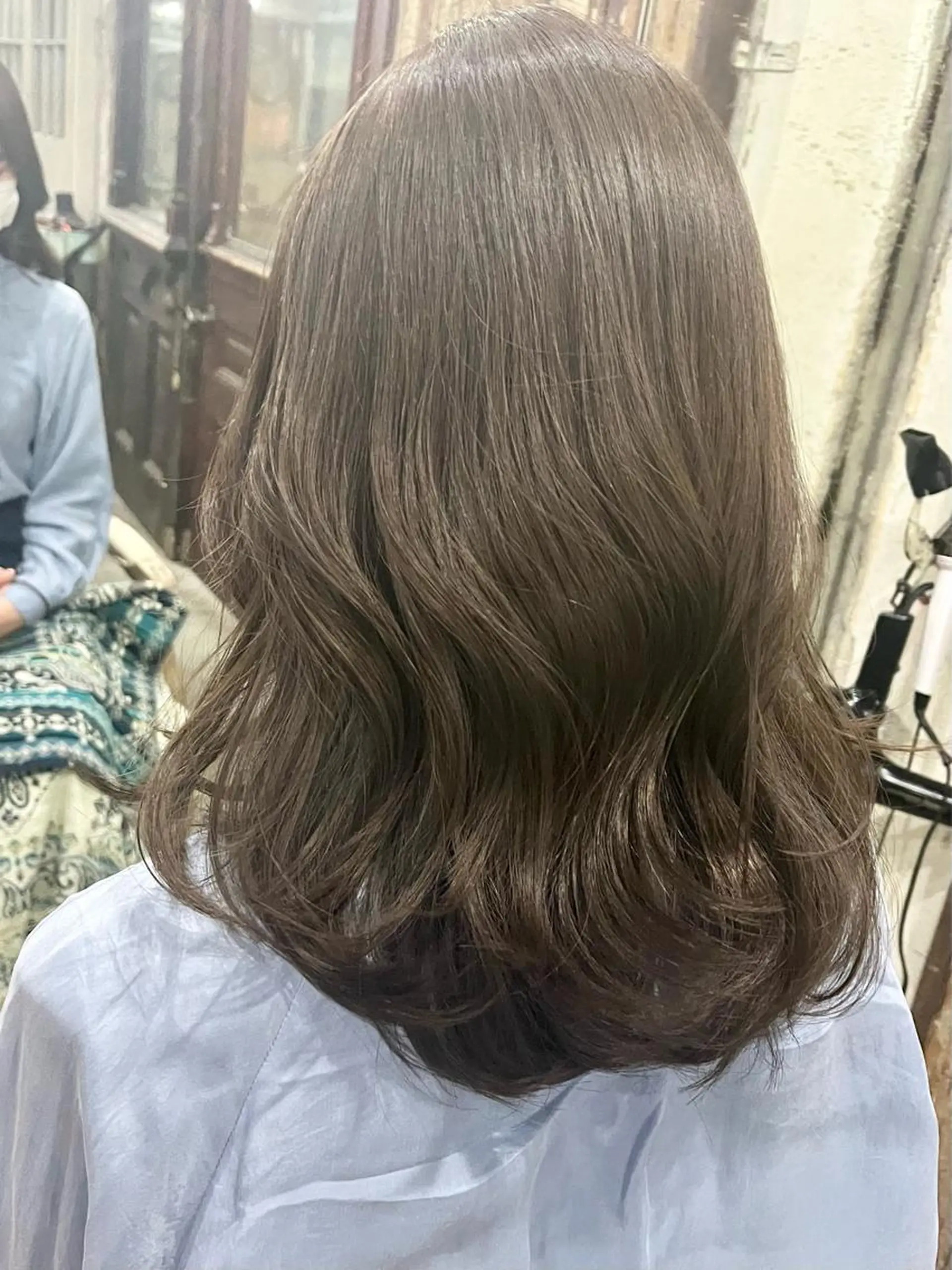 ミディアム カラー ヘアアレンジ ベージュカラー ブリーチ グレージュ ミルクティーベージュ ミルクティーグレージュ カット ヘアカラー トリートメント レイヤー/グレージュ 🤍奥開梨恵のヘアスタイル