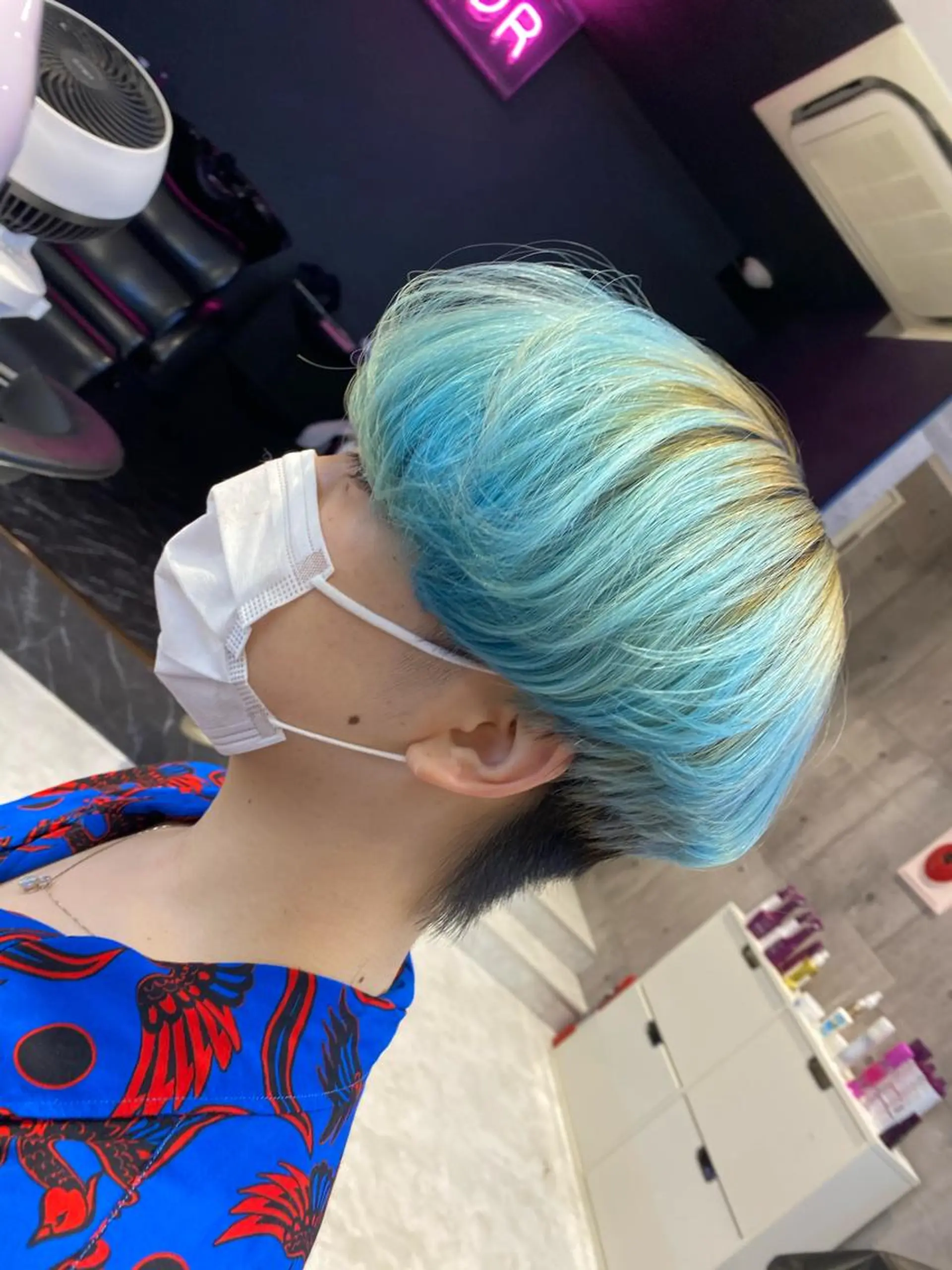 ロング カラー メンズ JuNブリーチに 縮毛矯正するプロのヘアスタイル