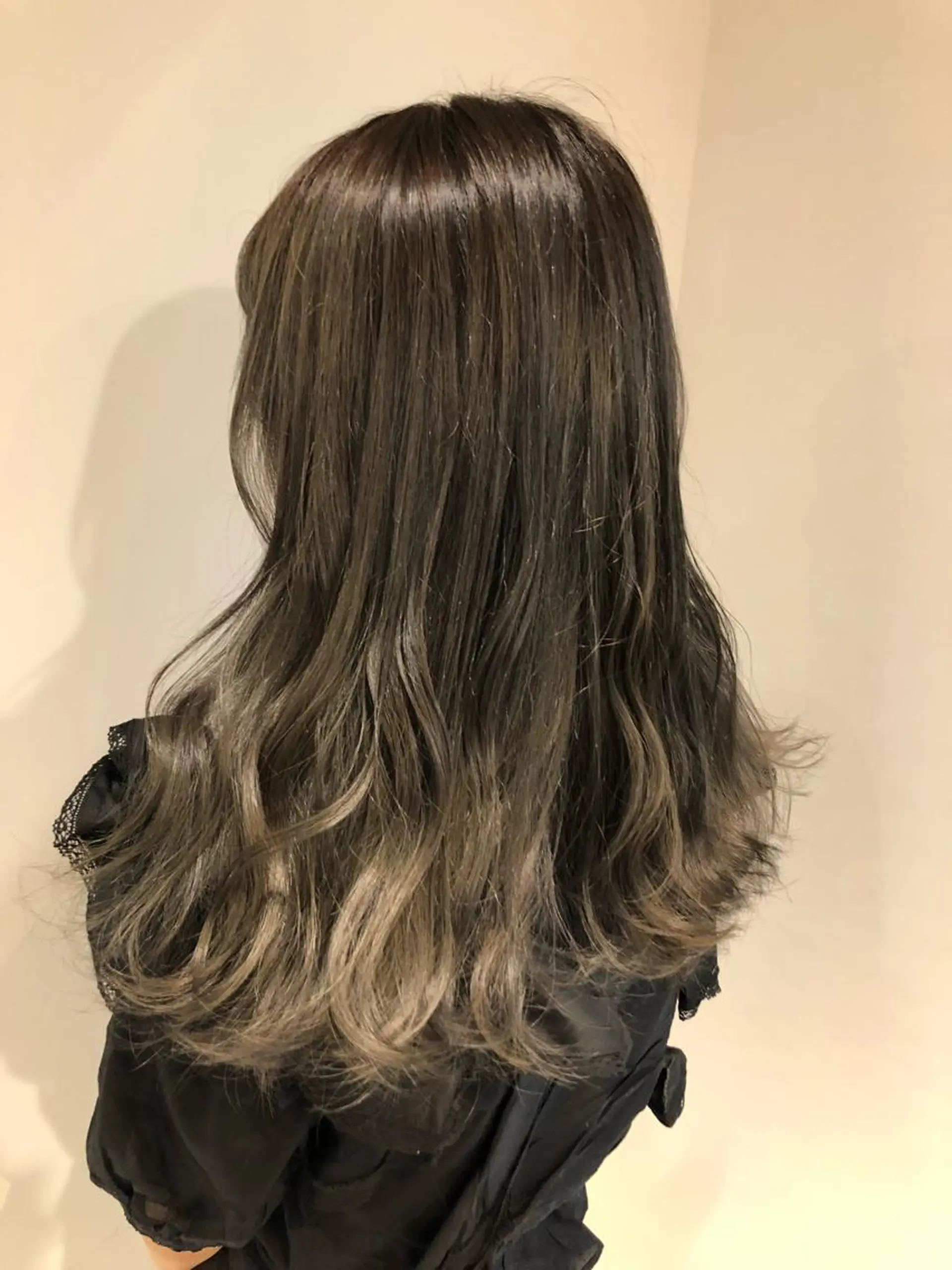 セミロング カラー ブリーチ グレージュ シルバー シルバーグレージュ scene.池袋所属・scene. haraのヘアスタイル