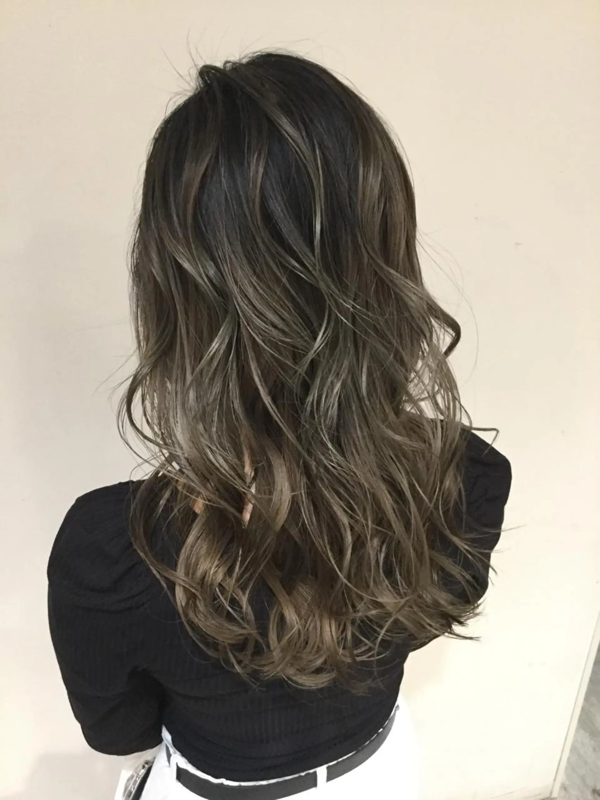 ミディアム カラー アッシュ アッシュグレー アッシュグレージュ バレイヤージュ ベージュカラー AMI Hair  supply所属・髪質改善カラー 韓国風レイヤーのヘアスタイル