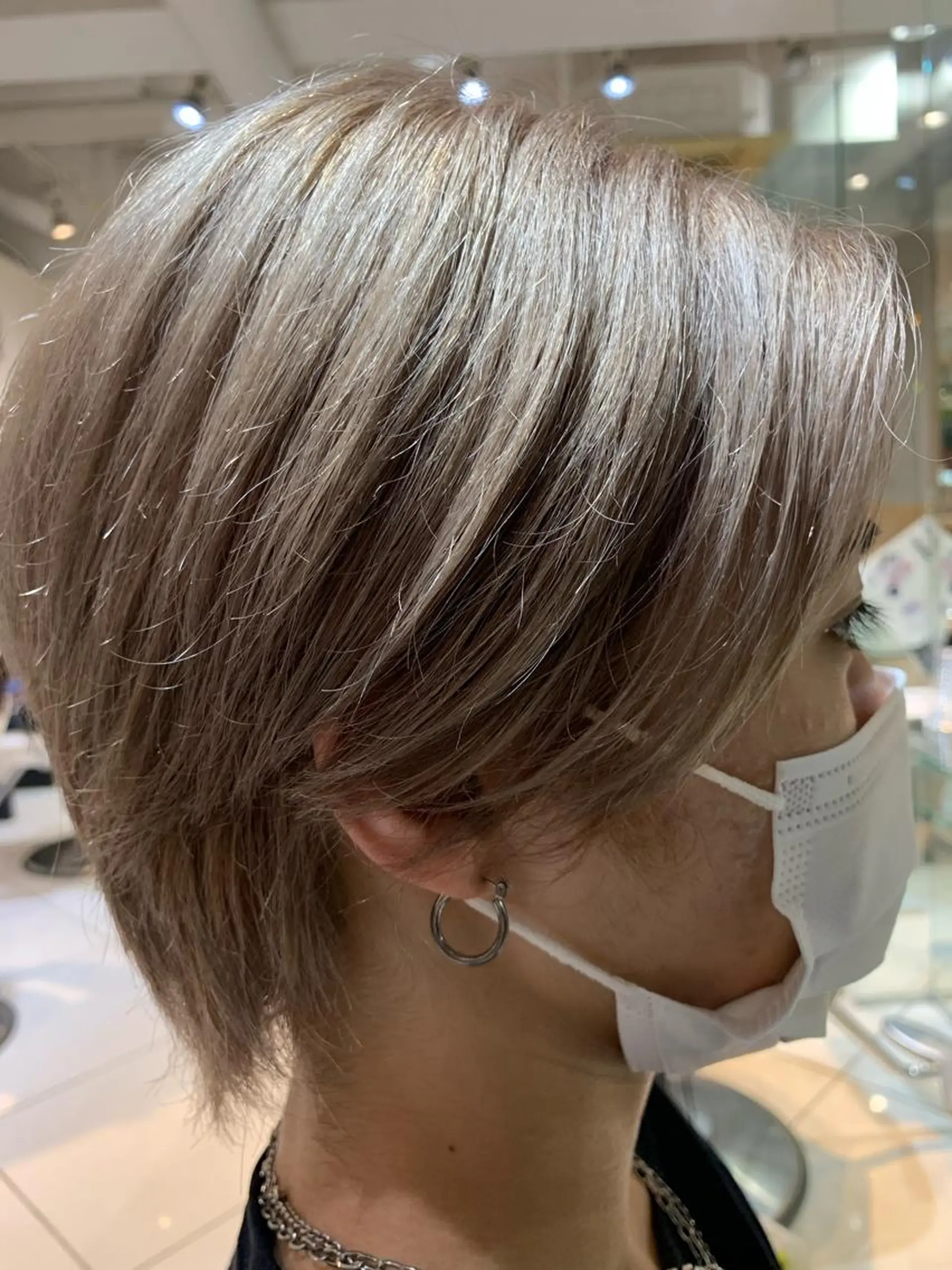 ショート カラー 糟谷 慈英のヘアスタイル