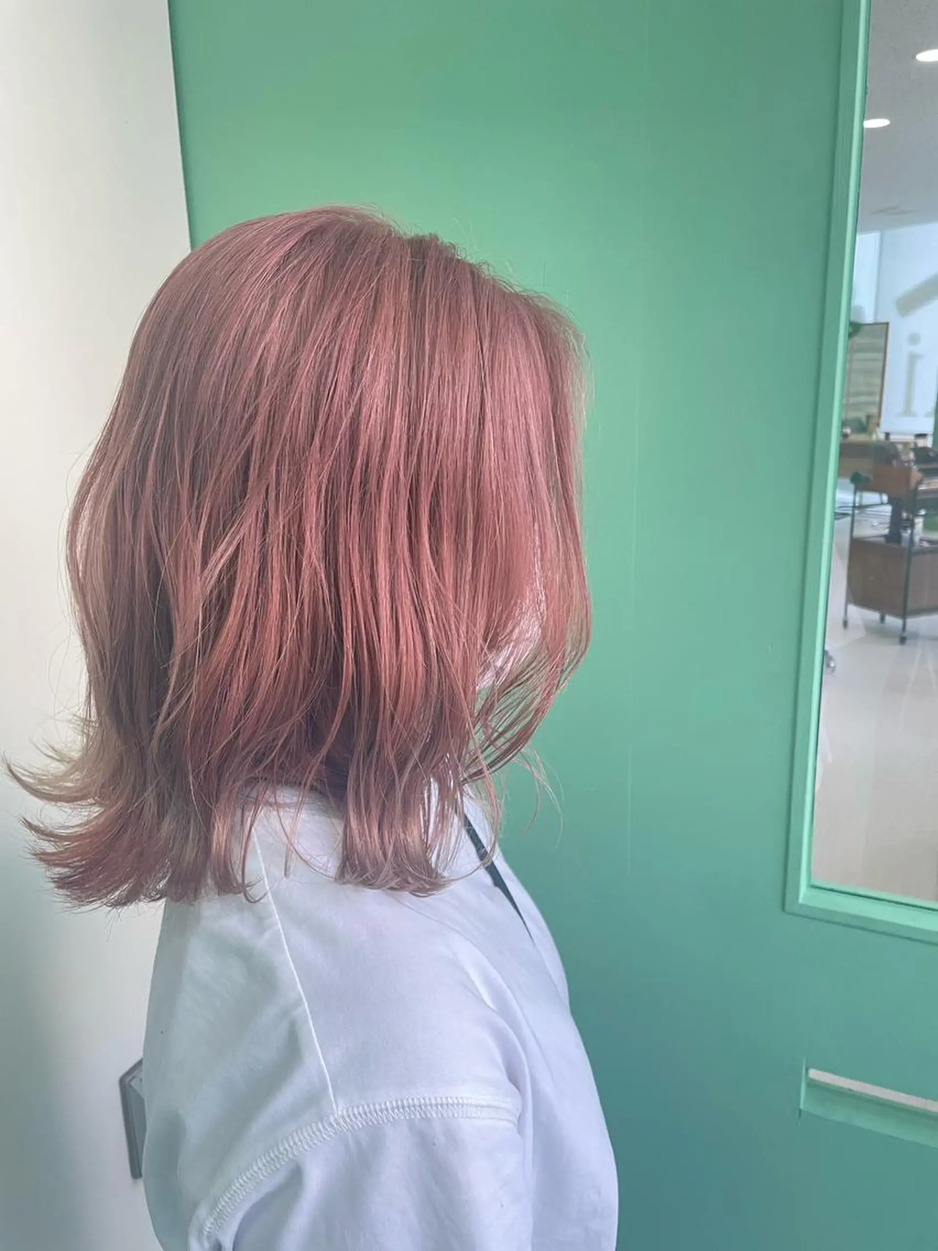 ミディアム カラー ハイトーンカラー ピンクカラー 韓国ヘア/レイヤー/ 暖色カラー/ Aiのヘアスタイル