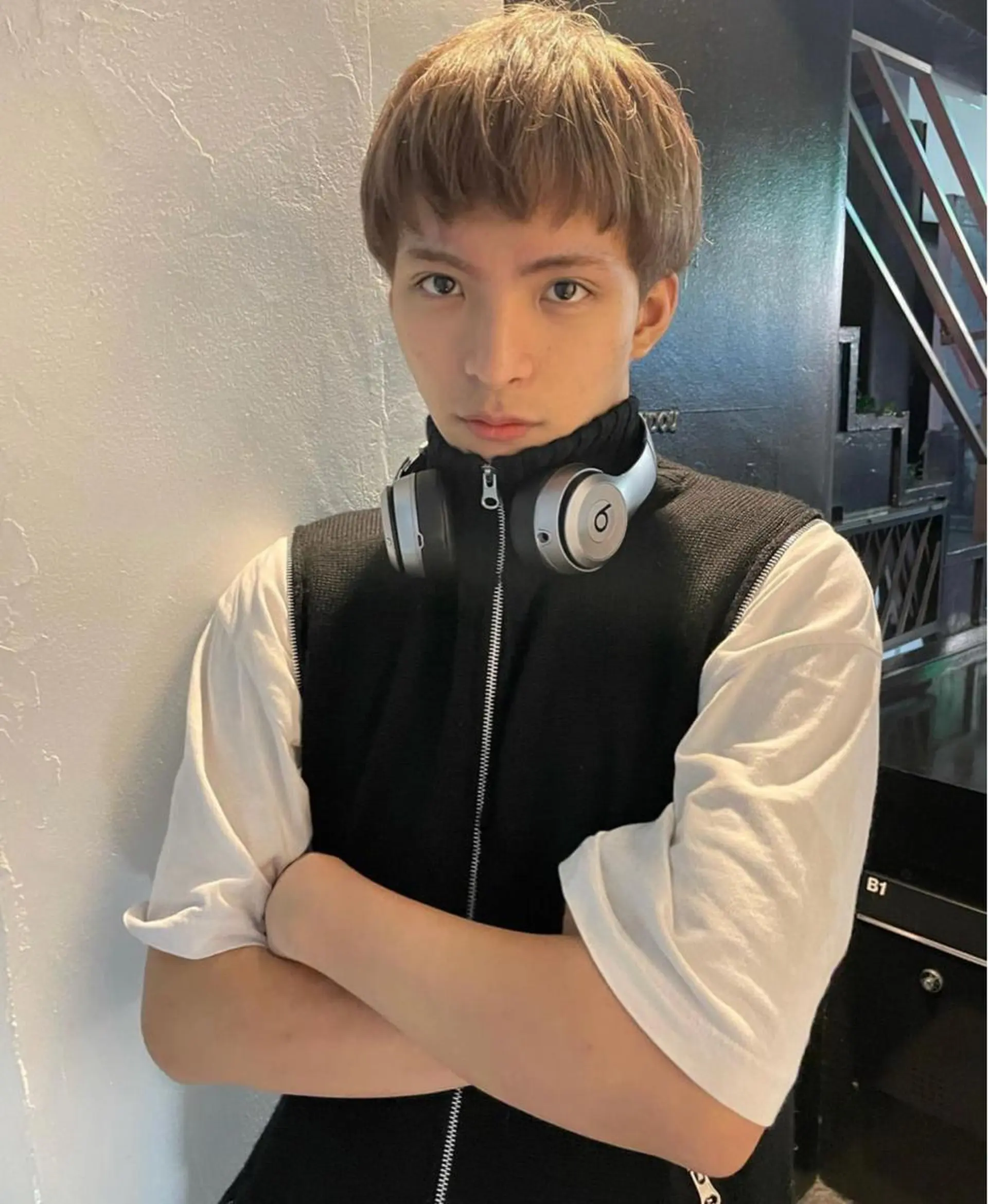 ショート カラー メンズ メンズバレイヤージュ メンズブリーチ センターパート フェードカット メンズハイライト ヘアカラー トリートメント スパイラルパーマ 🌐hina⭐️のヘアスタイル