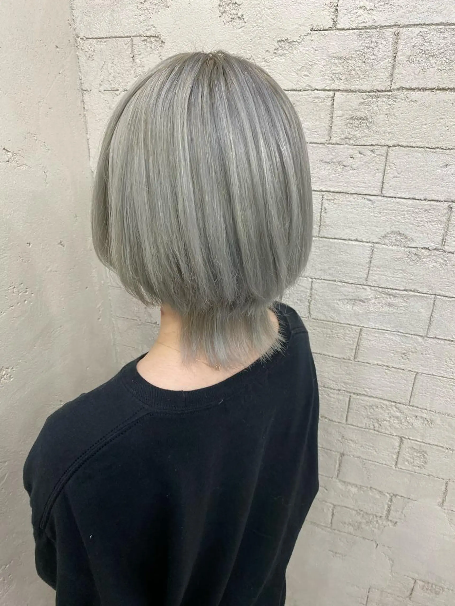 ミディアム カラー シルバー ボブ ウルフカット ホワイト/店長/カラ ー講師/錦糸町/岩崎のヘアスタイル