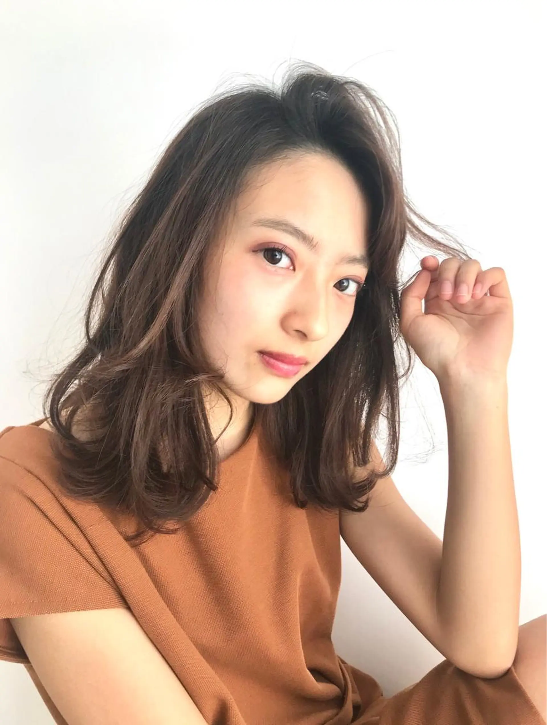 ミディアム 岩上 充希のヘアスタイル