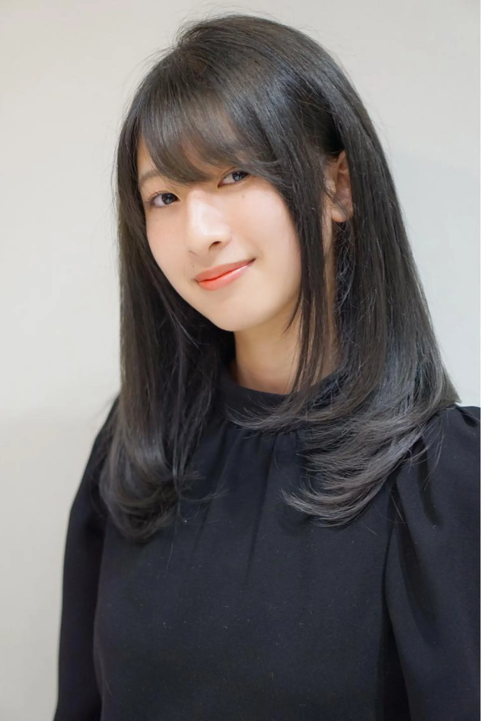 ミディアム カラー アッシュ アッシュグレー レイヤーカット ディレクター ノナカのヘアスタイル