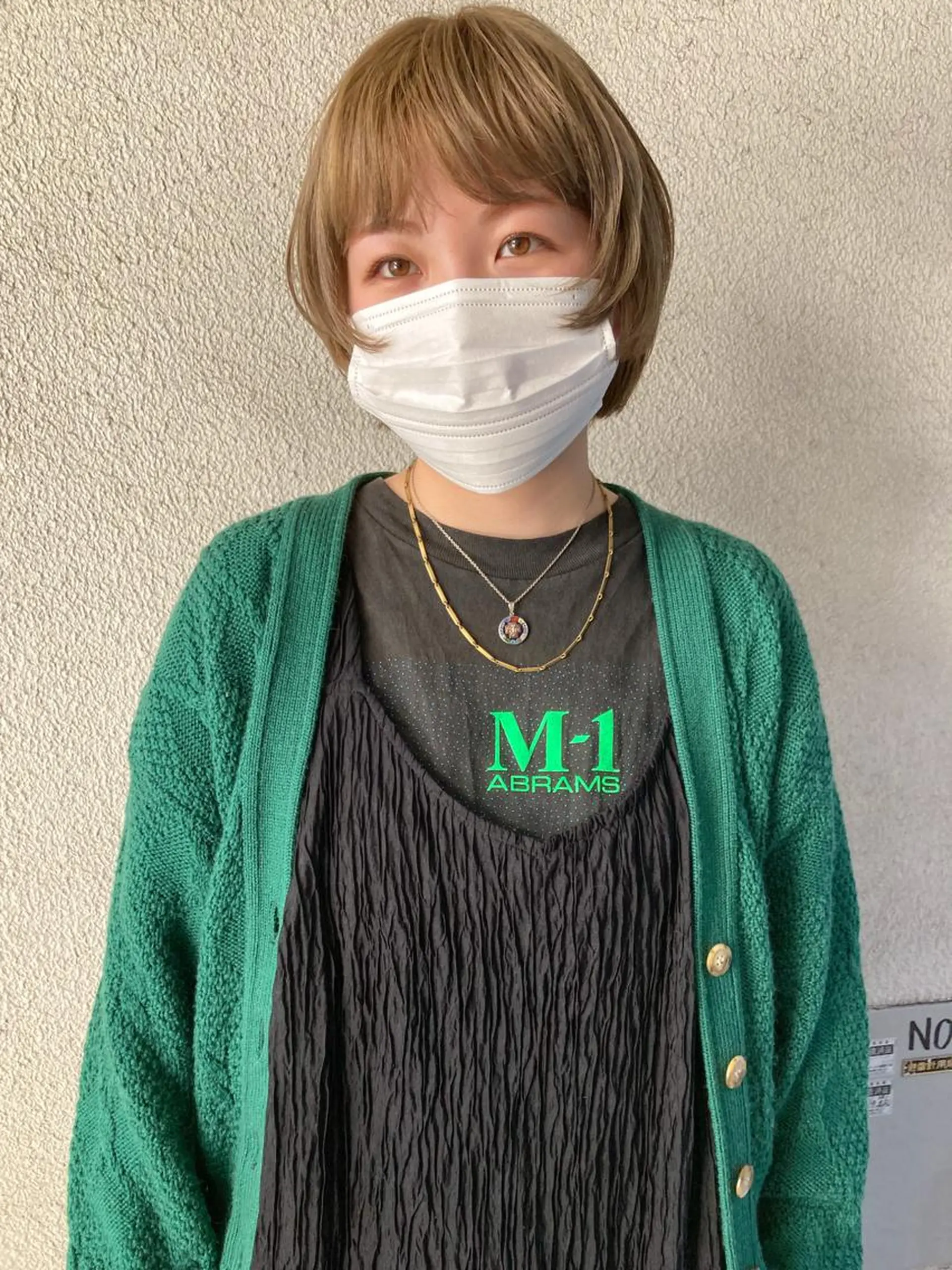 ショート カラー ブリーチ ヘアカラー お洒落ベージュ🤎 代官山shibukiのヘアスタイル