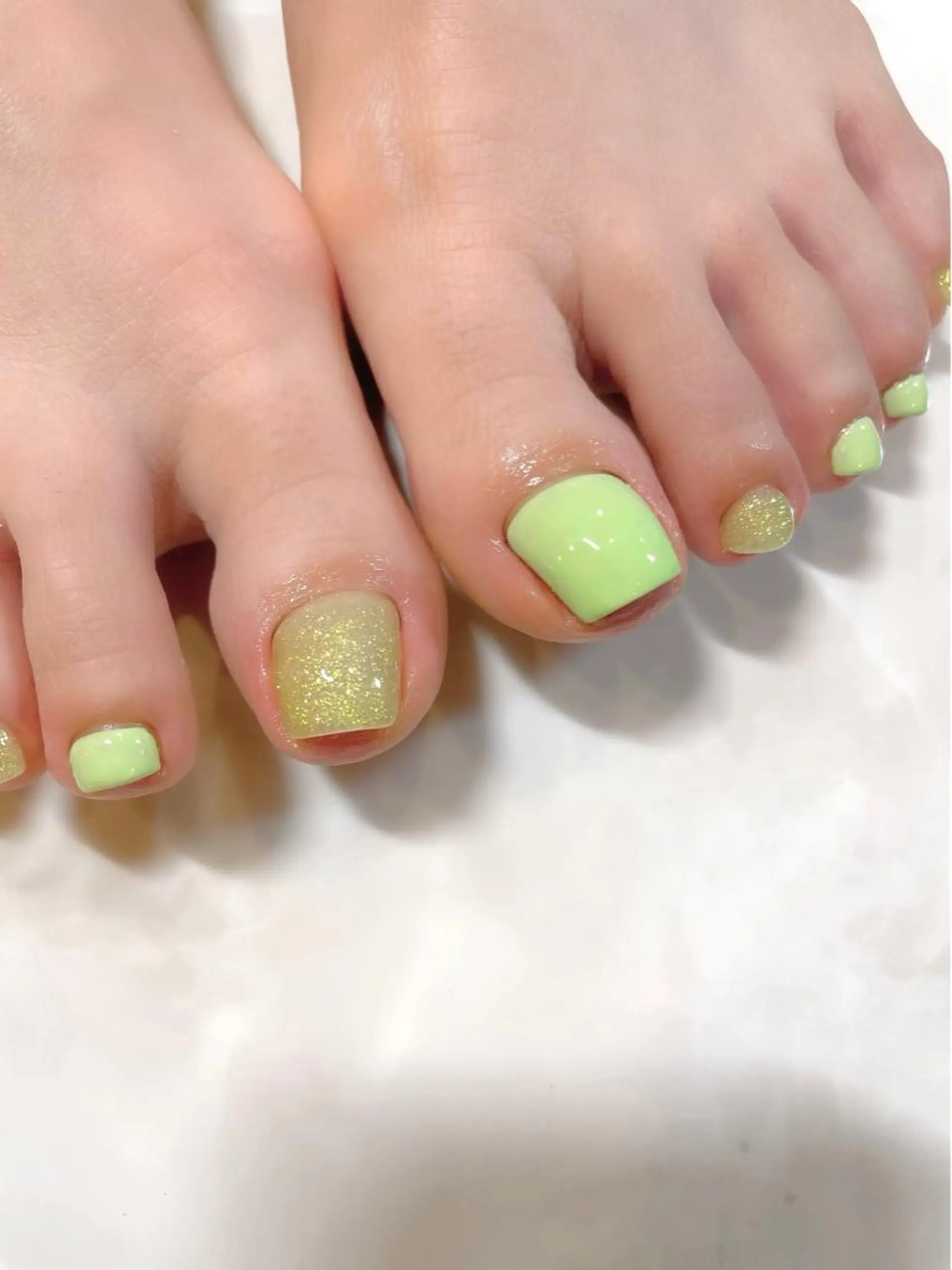 ネイル フットネイル グリーン ラメ(グリッター) ワンカラーネイル 春ネイル PRIMO🐈🌱 マツパ/黒ティントのマツエク・マツパデザイン