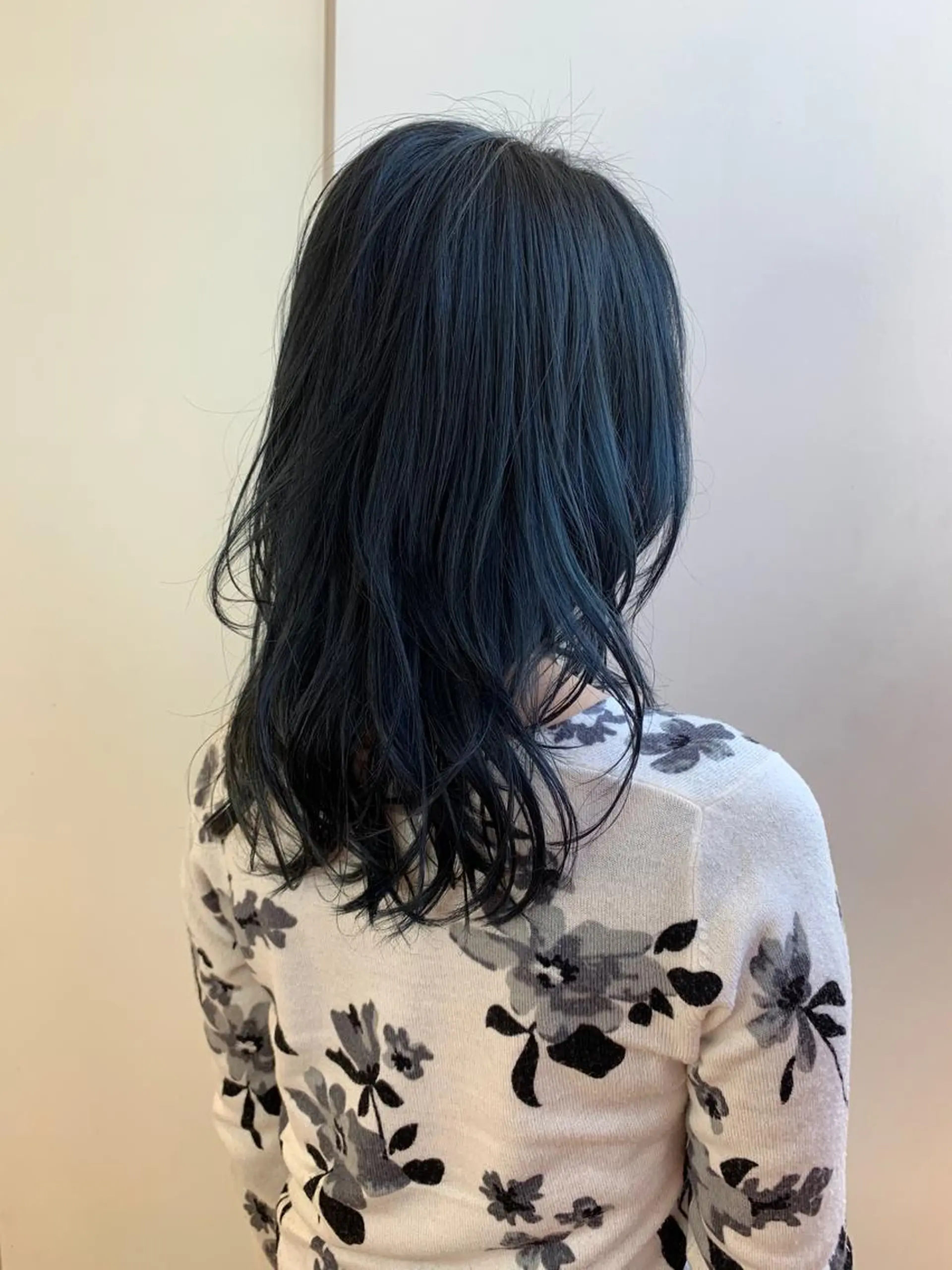 セミロング カラー ブリーチ ブルーカラー ケアブリーチ ネイビーカラー カット ヘアカラー トリートメント Le'a渋谷所属・インナーエクステ渋谷 🦋KAJIのヘアスタイル