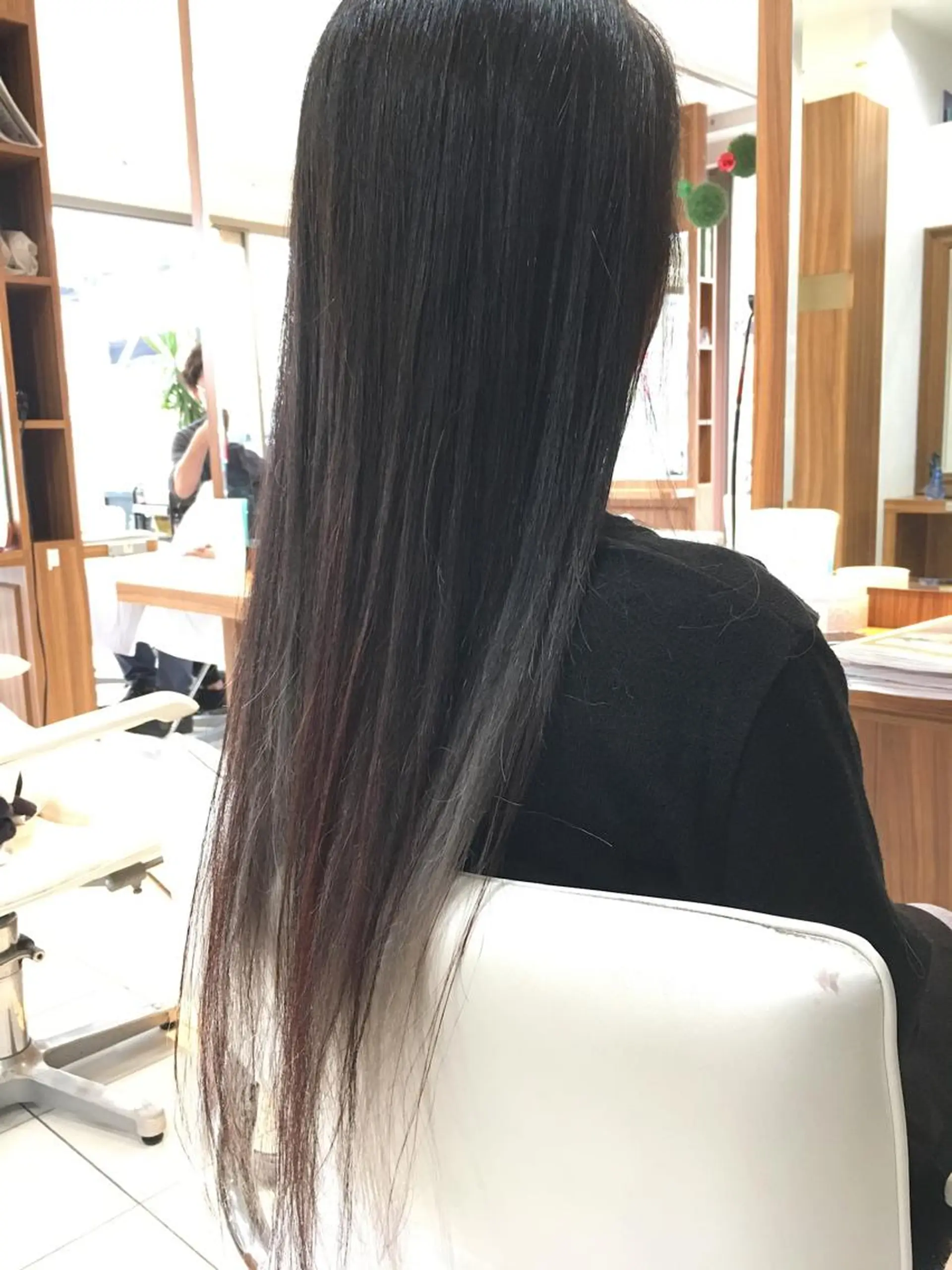 セミロング カラー 白髪ぼかしハイライト 柳川拓哉のヘアスタイル