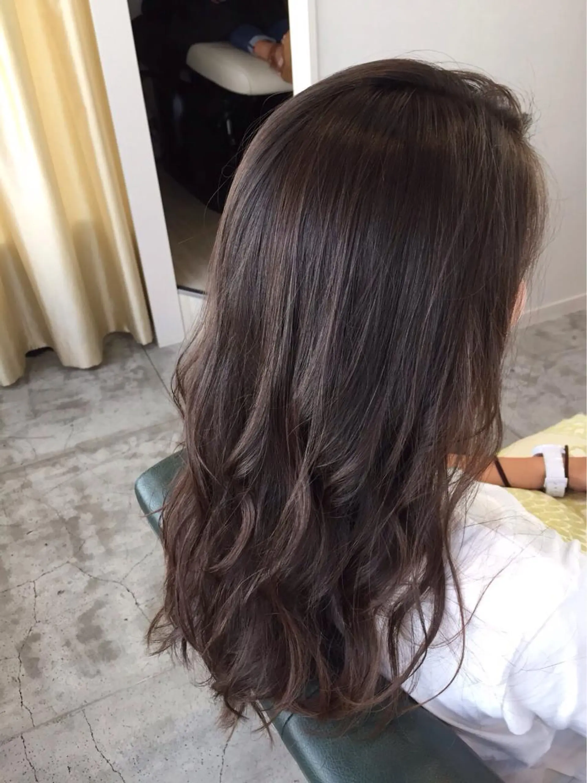 ミディアム セミロング ロング カラー グレージュ ハイライトカラー ハイライト にった みずきのヘアスタイル