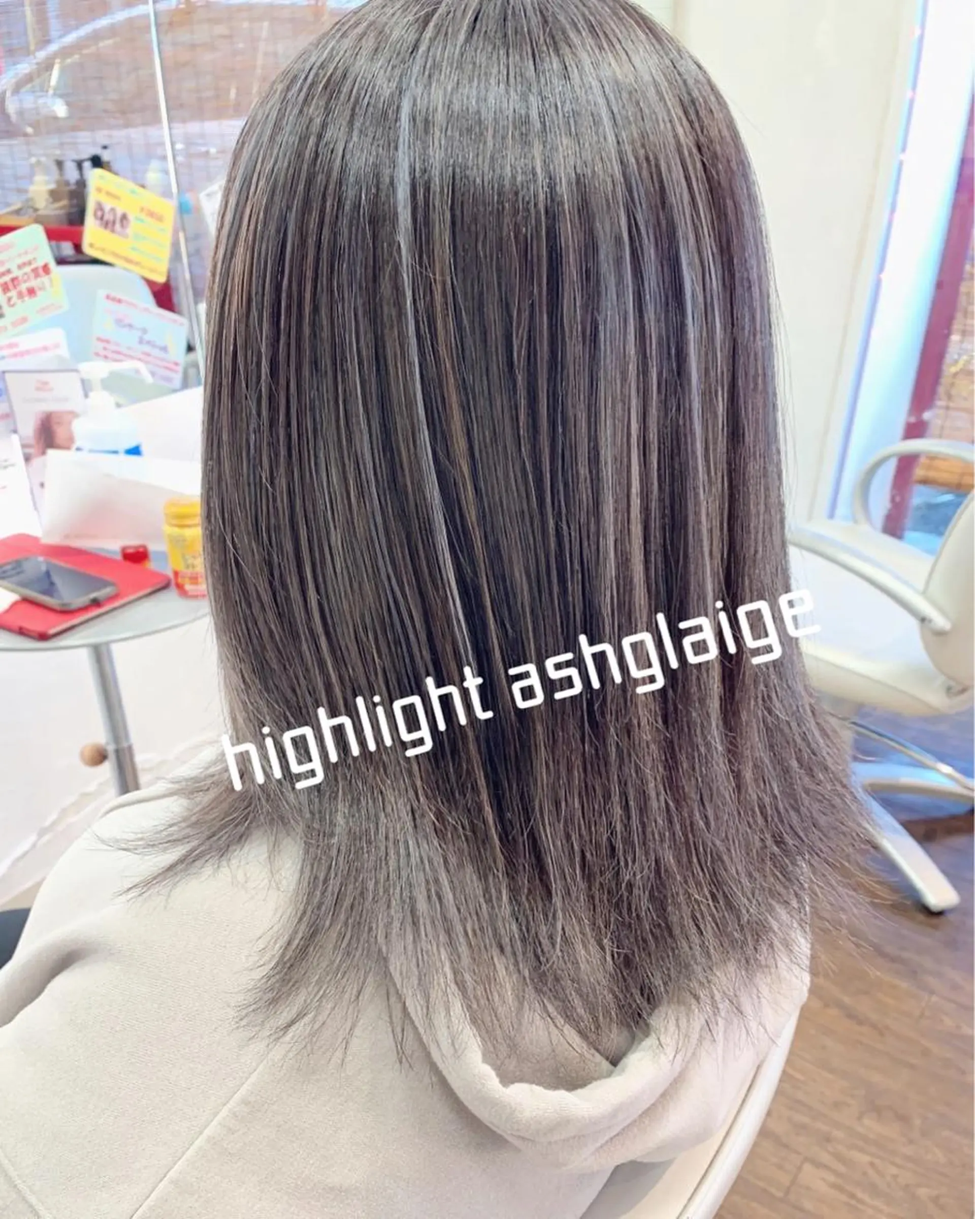 ミディアム カラー アッシュ ベージュカラー ハイライトカラー ハイライト ヘアカラー GLAD 萩原のヘアスタイル