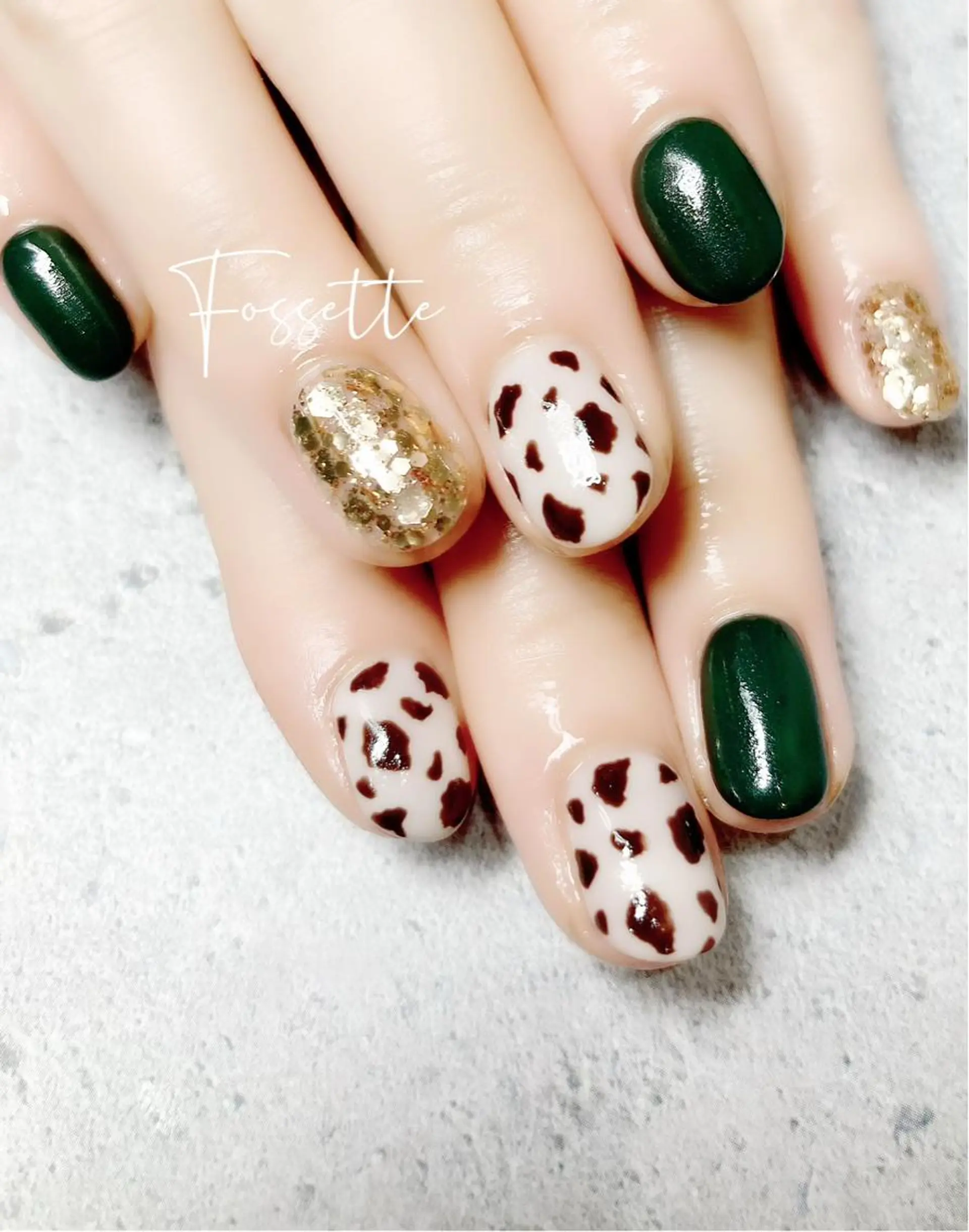 ネイル アニマル柄 グリーン ホログラムネイル 冬ネイル nailsalon Fossetteのネイルデザイン