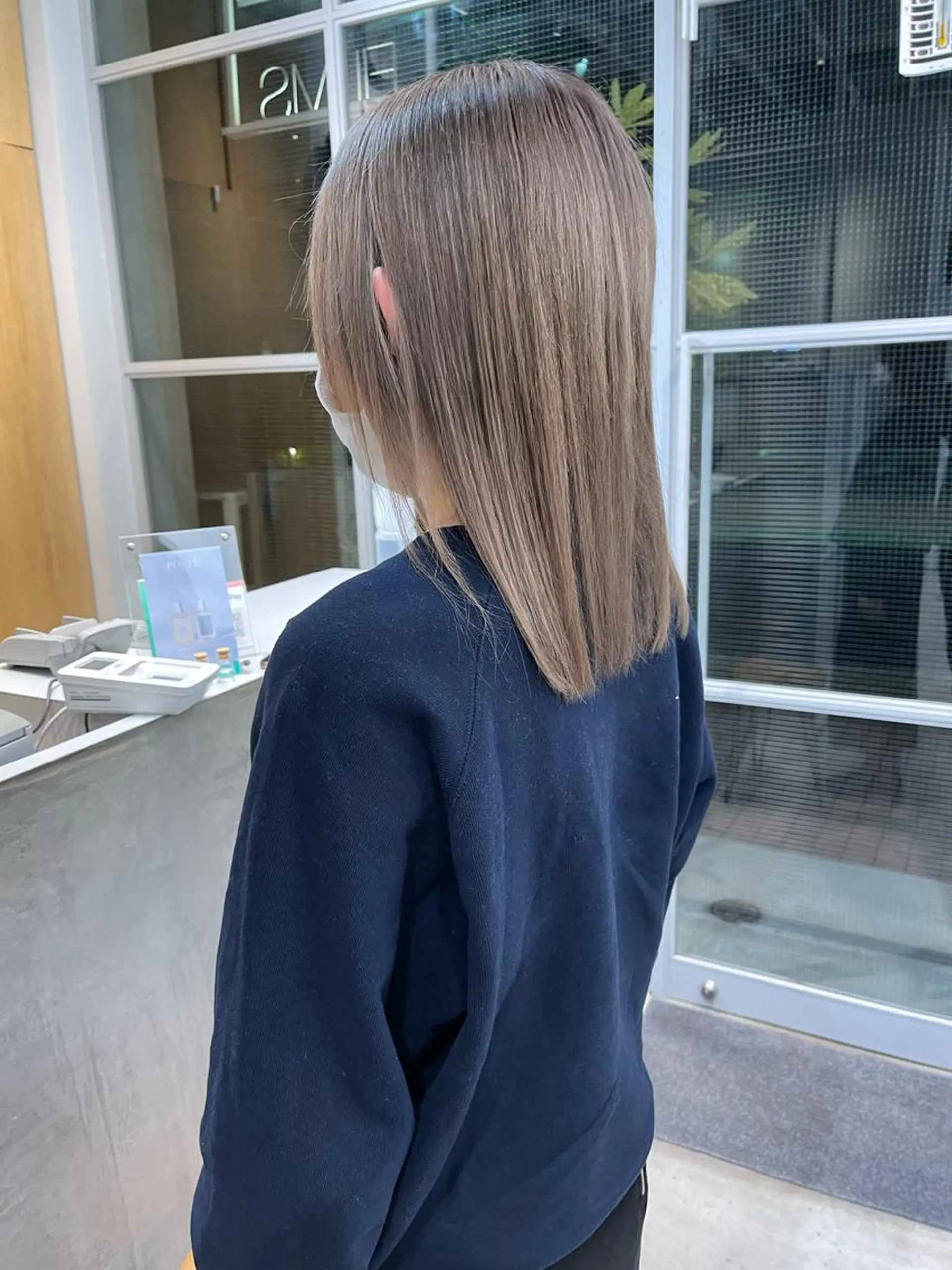 ミディアム カラー グレージュ ミルクティーグレージュ 篠崎 佑季のヘアスタイル