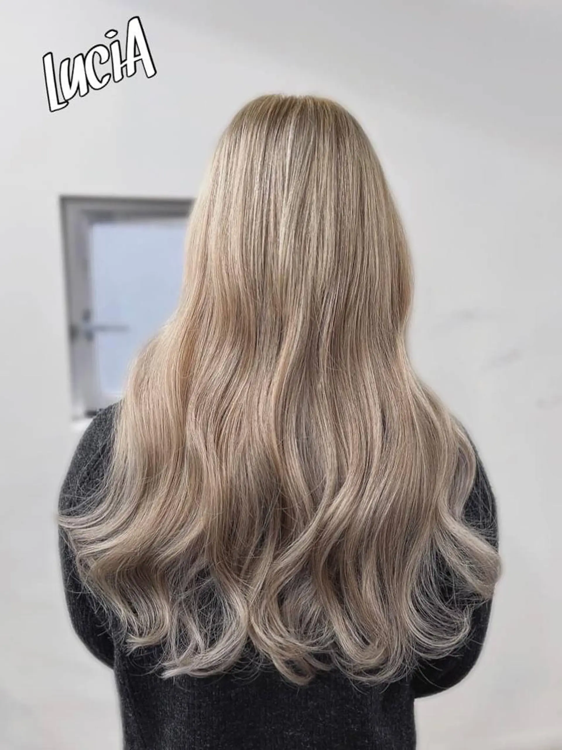 ロング カラー エクステ LuciAのヘアスタイル