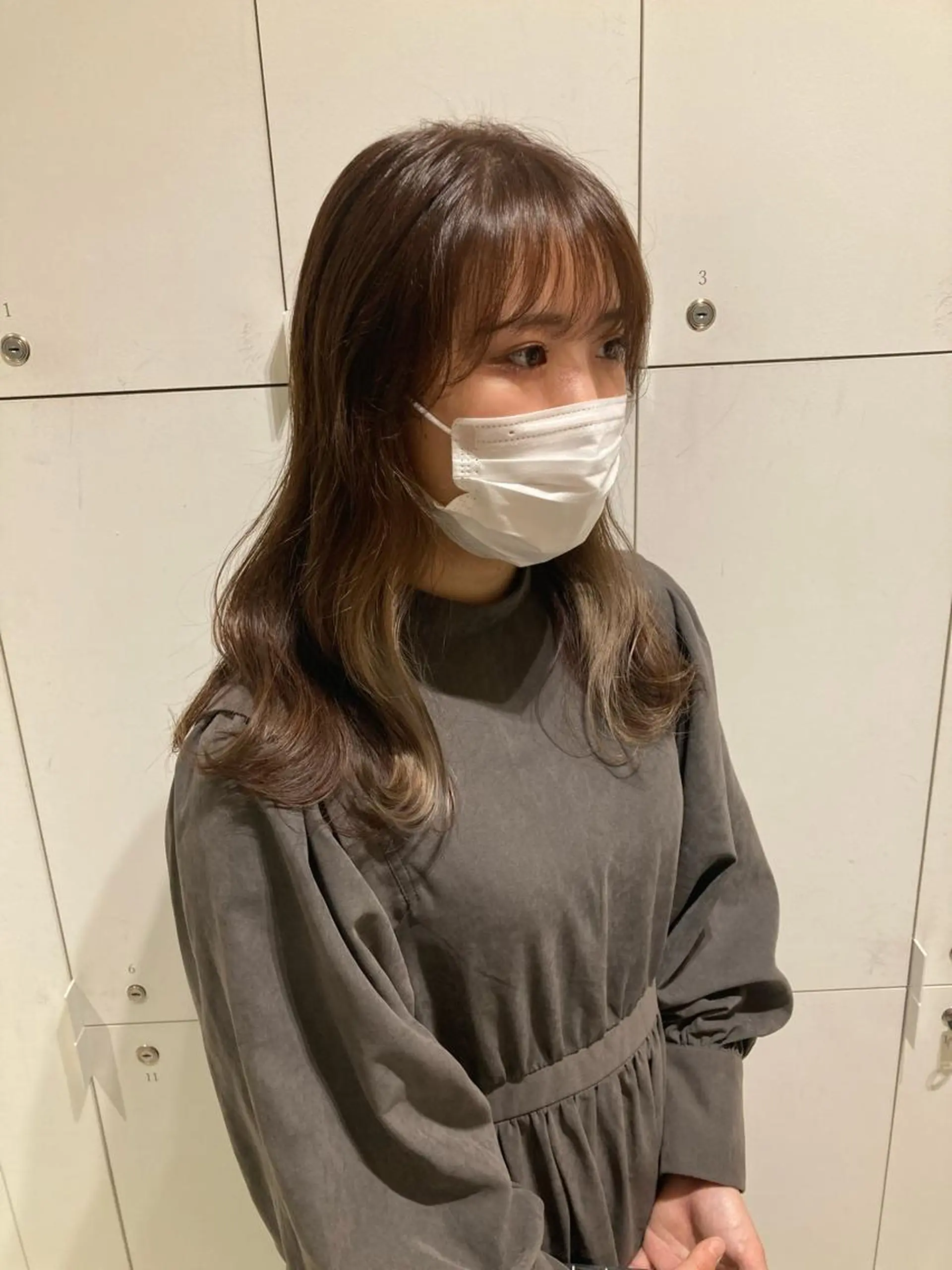 セミロング カラー ブリーチ グレージュ ヘアカラー 透明感カラー🫧 nanohaのヘアスタイル