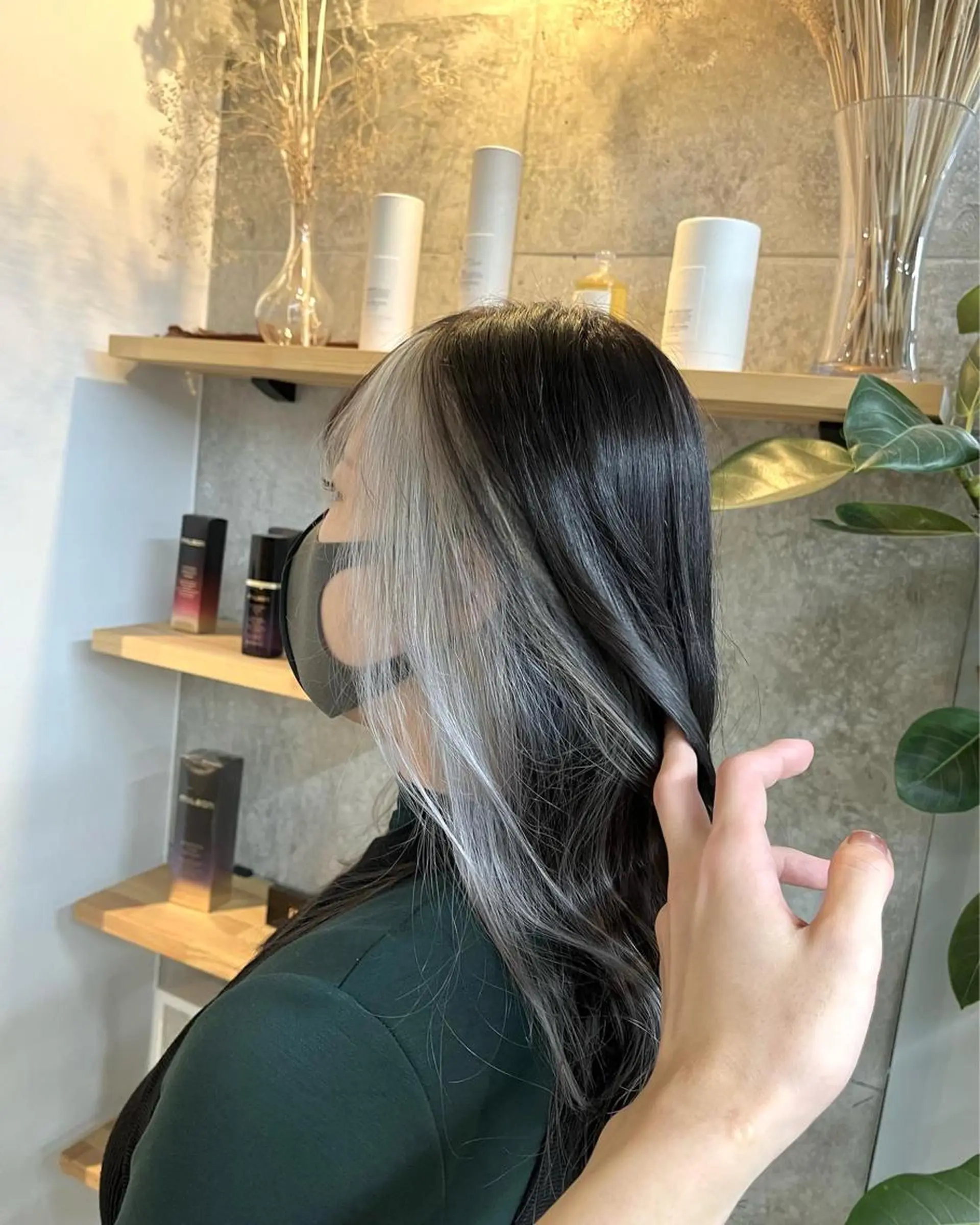 セミロング カラー ハイトーンカラ ー/小川のヘアスタイル