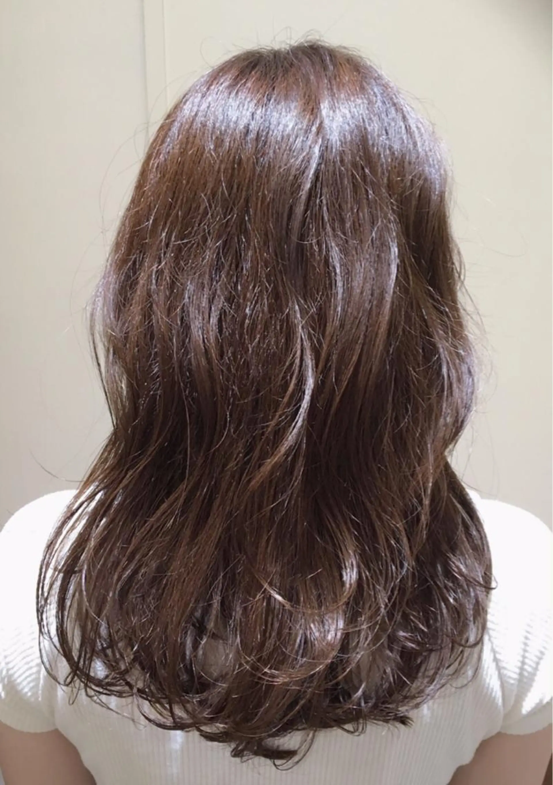 セミロング ロング アッシュ アッシュグレー アッシュグレージュ 鍵山 千秋のヘアスタイル