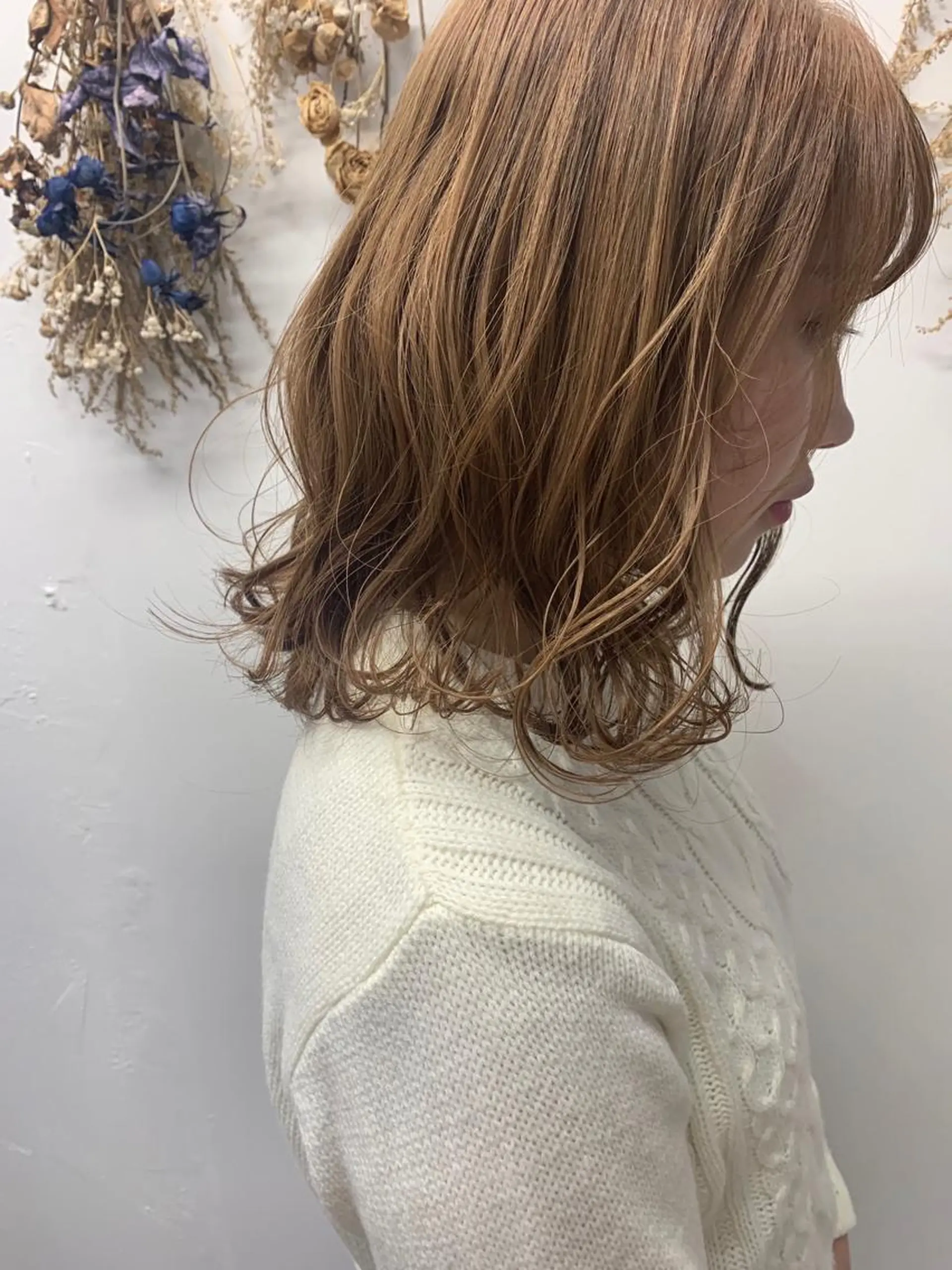 ミディアム カラー アッシュ ベージュカラー ブリーチ 透明感カラー ブリーチなしカラー カット ヘアカラー トリートメント newi 京橋 【yuuki】のヘアスタイル