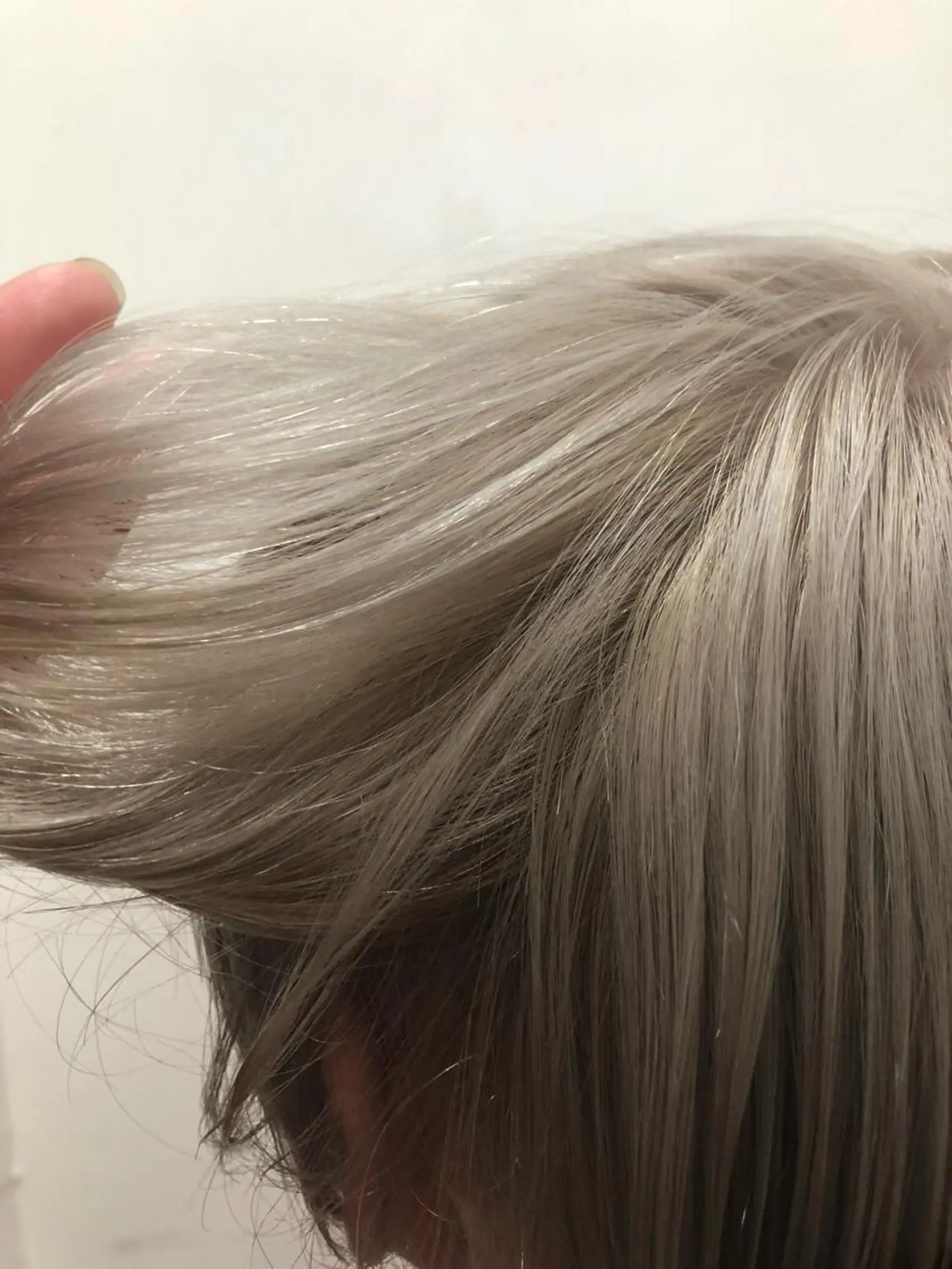 ミディアム カット ヘアカラー Kro ハイトーン×ブリーチのヘアスタイル