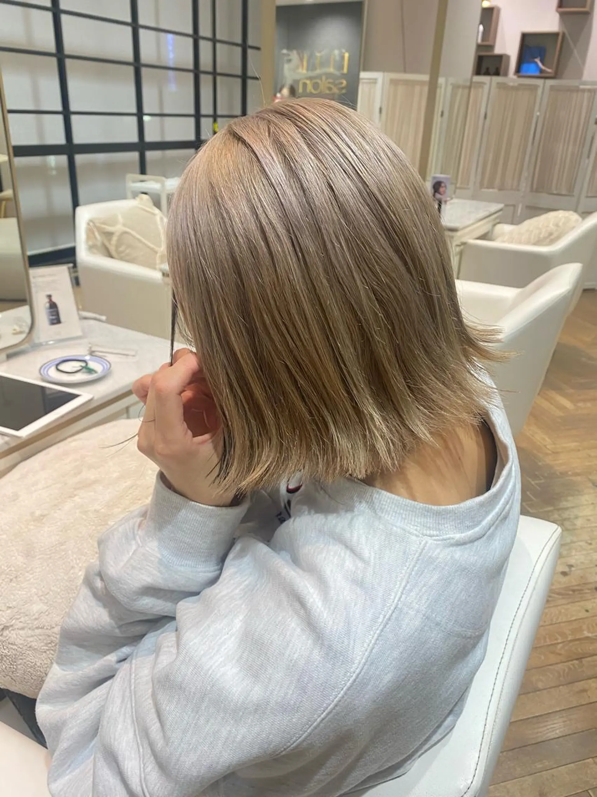 カラー グレージュ ミルクティーグレージュ ボブ 増井 彩乃のヘアスタイル