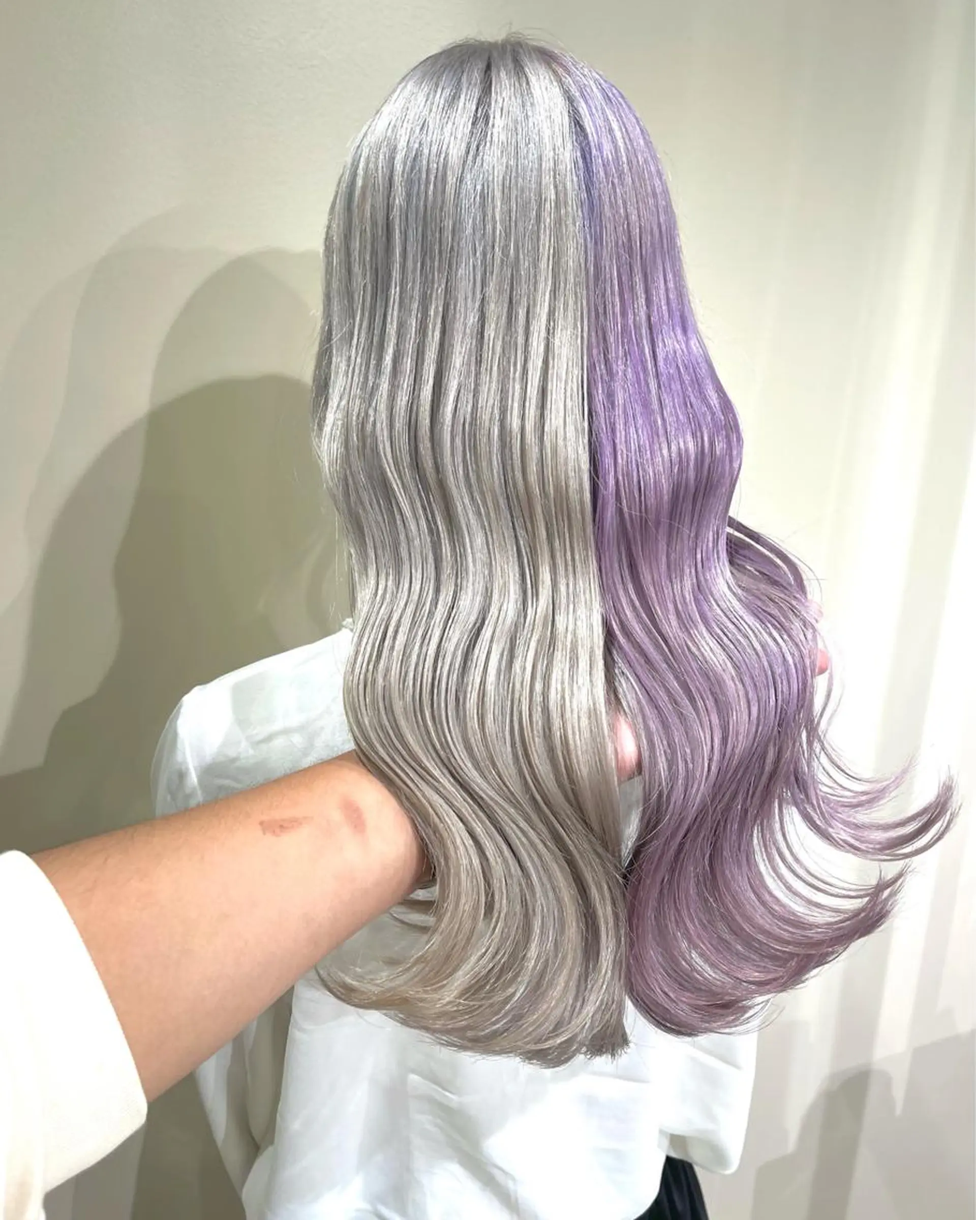 ロング カラー シールエクステ ブリーチ ハイトーンカラー エクステ ヘアカラー ムラ修正、複雑履歴 治すサロン🤍アミルのヘアスタイル