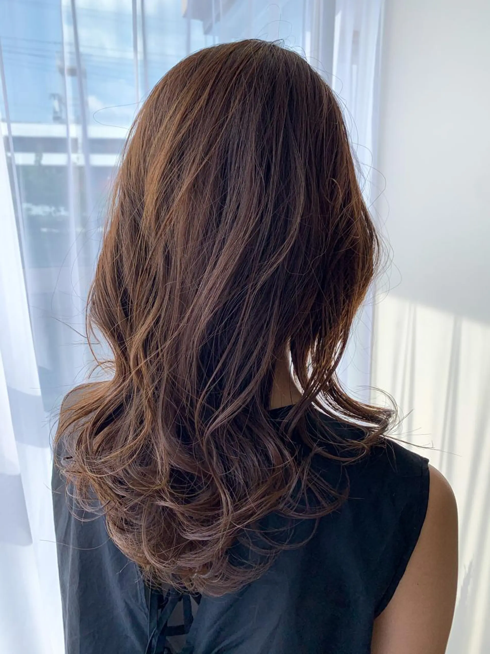 ミディアム カラー パーマ ミディアムパーマ アッシュ ブリーチ ケアブリーチ 透明感カラー カット トリートメント モリシュンスケ /レイヤー/髪質改善のヘアスタイル