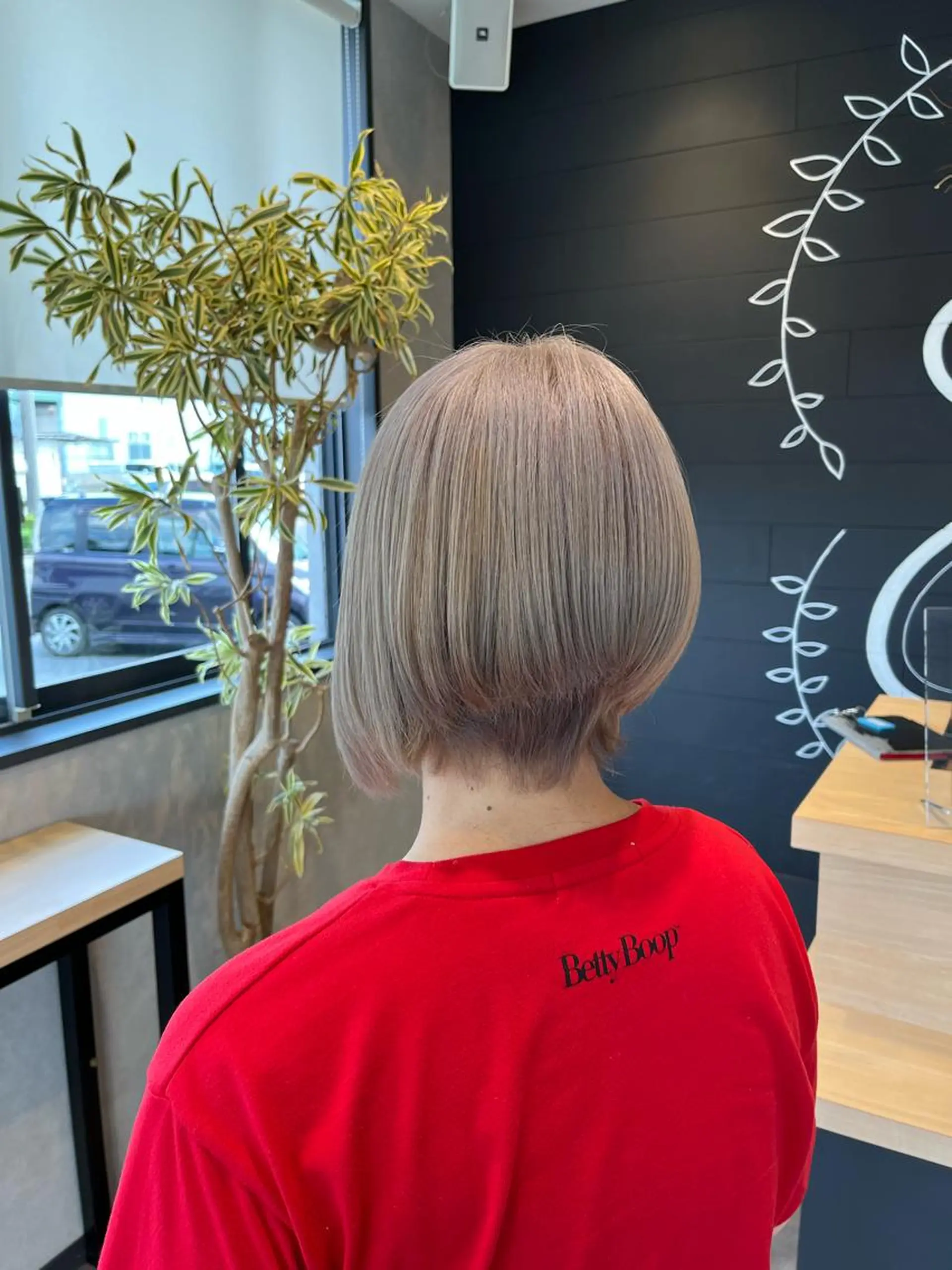 ショート カラー ベージュカラー ホワイトベージュ 名古屋／デザイン／ ブリーチ/松井亮磨のヘアスタイル