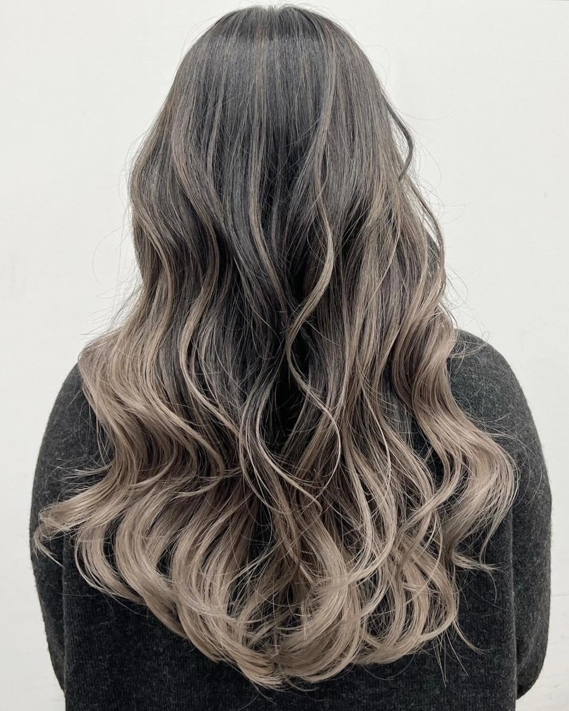 ロング アッシュ 顔周りカット ハイライト 髪質改善 韓国風ヘア ヘアカラー トリートメント 【公式】amble luxe池袋東口🩷のヘアスタイル