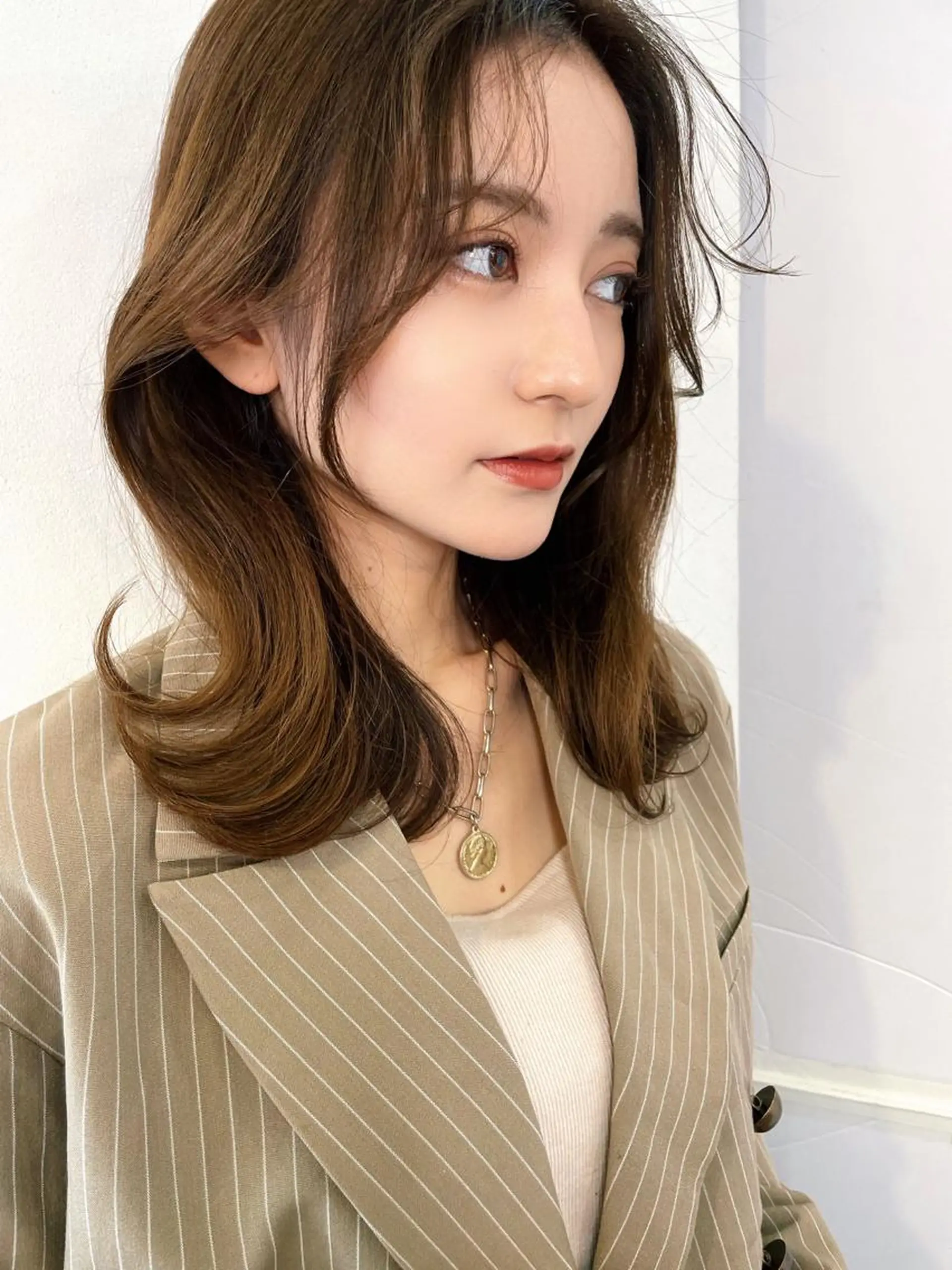 ミディアム カット レイヤーカット、 大人可愛い　中村美羅のヘアスタイル