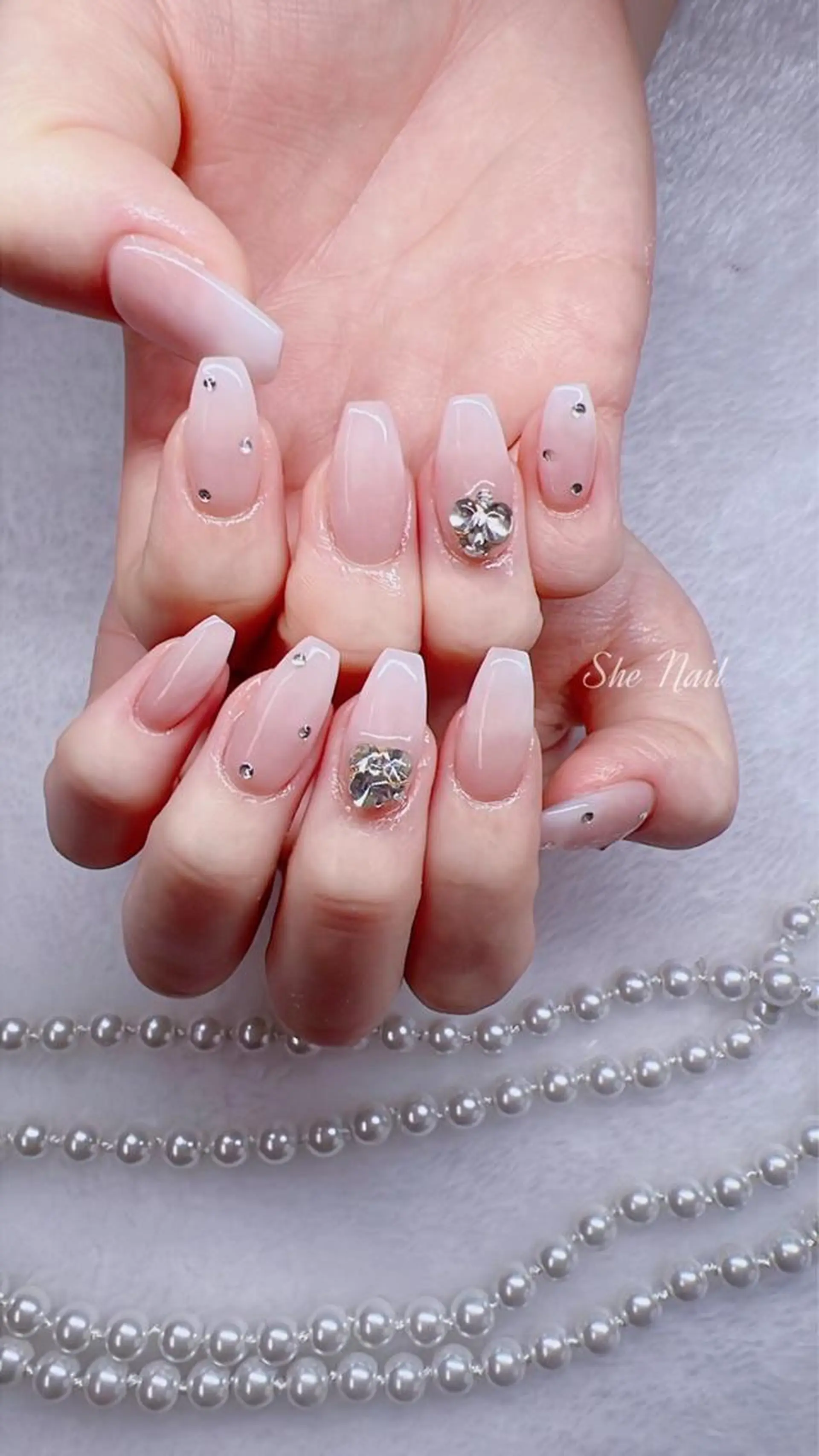 ネイル チークネイル 長さ出し フレンチネイル グラデーション キラキラネイル ハンドネイル She   Nail所属・ISA_ BELLAのネイルデザイン