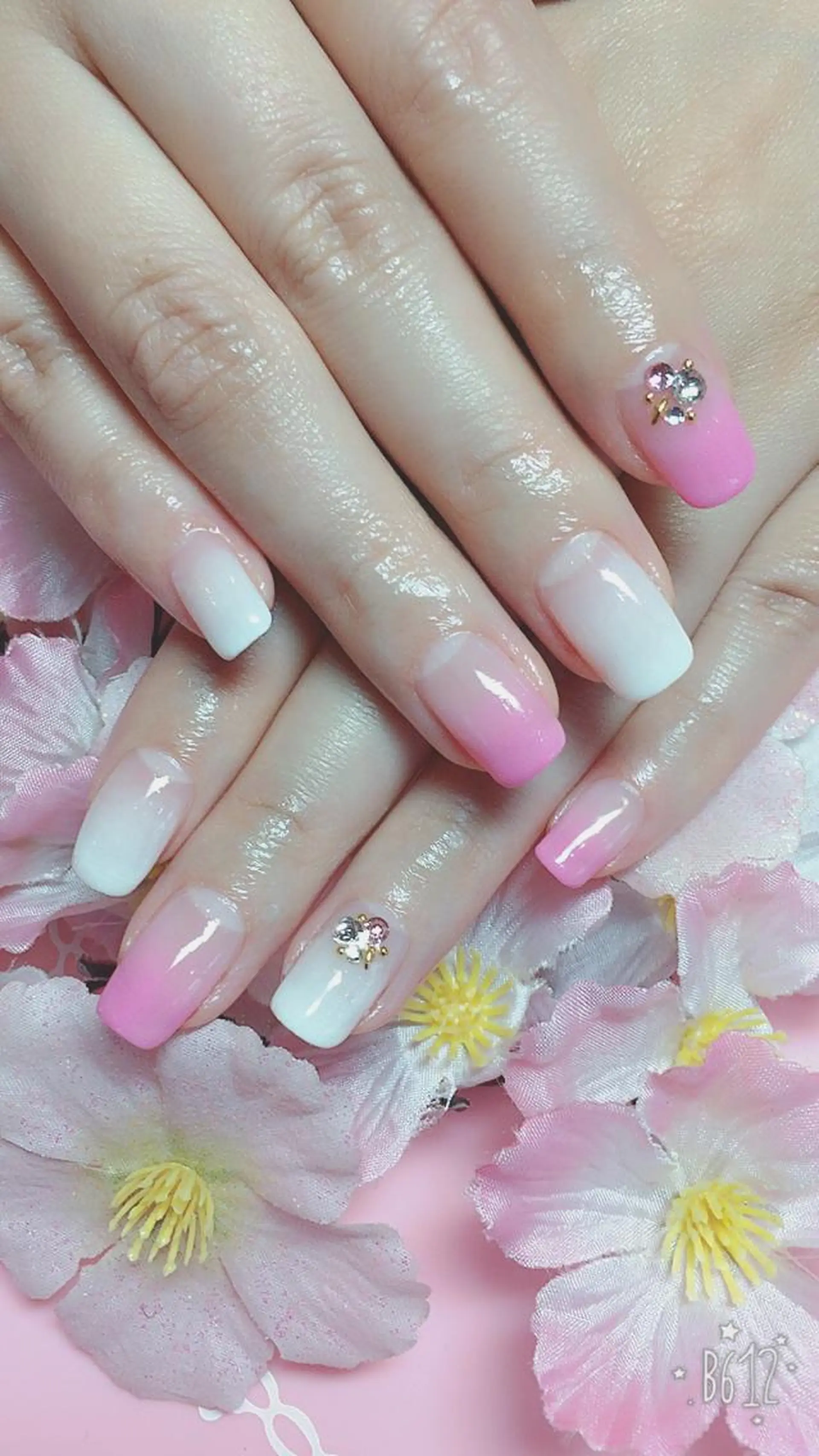 ショート SINCERELY シンシアリー🌈のネイルデザイン