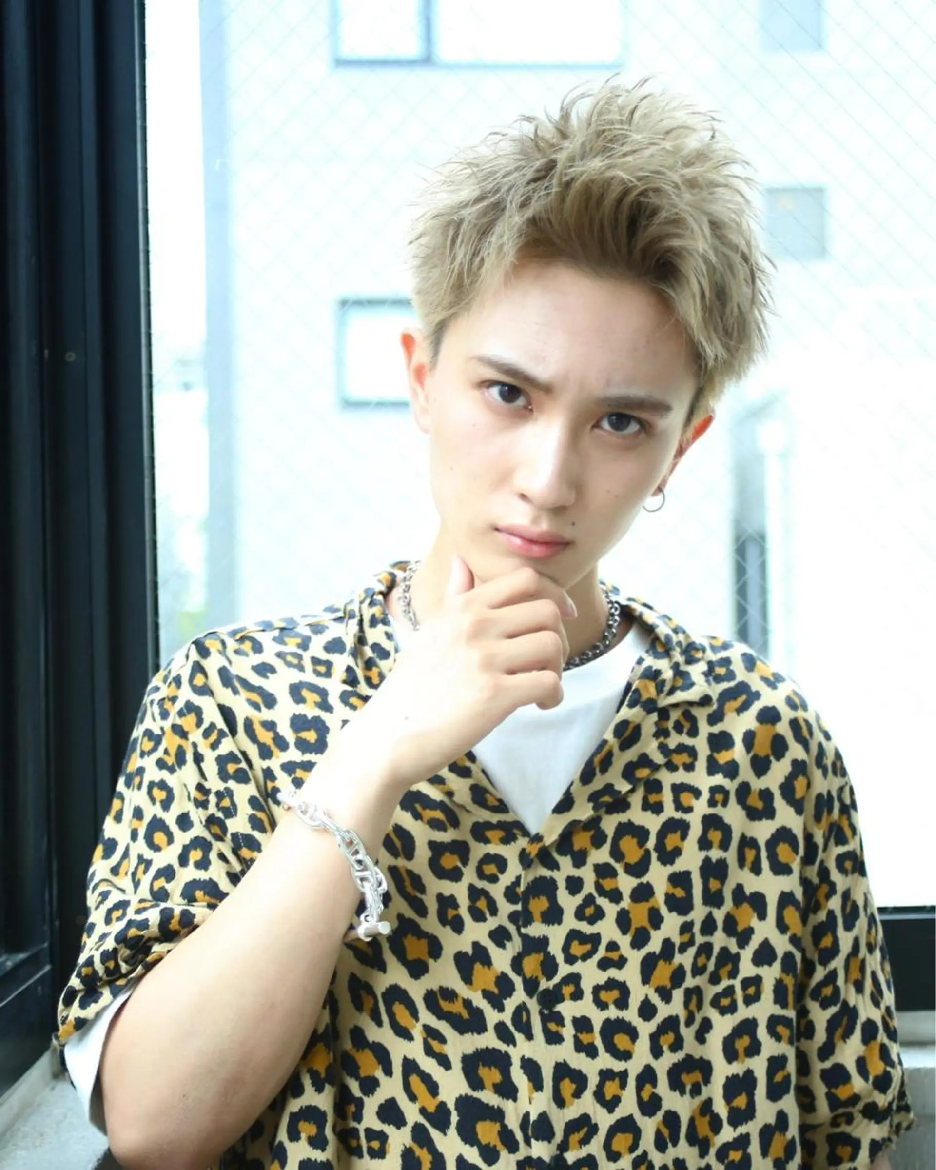 ショート カラー パーマ ヘアアレンジ メンズ アップバング メンズブリーチ センターパート ダウンパーマ フェードカット カット ヘアカラー トリートメント ヘアセット 【メンズヘアの匠】 タニ　心斎橋　アメ村のヘアスタイル