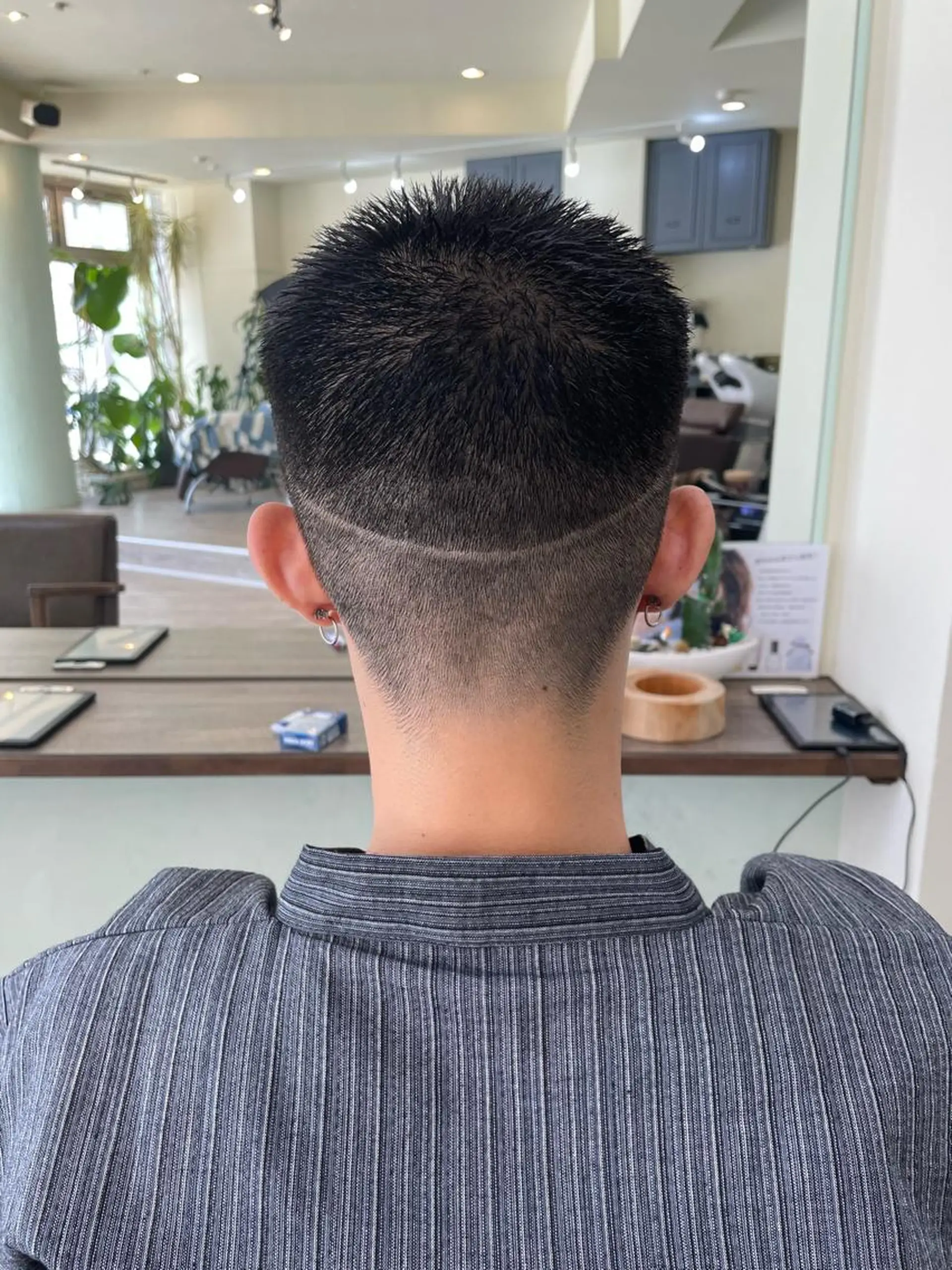 メンズ メンズバレイヤージュ メンズブリーチ フェードカット メンズハイライト メンズハイトーン カット WEST OLAND加藤圭介のヘアスタイル