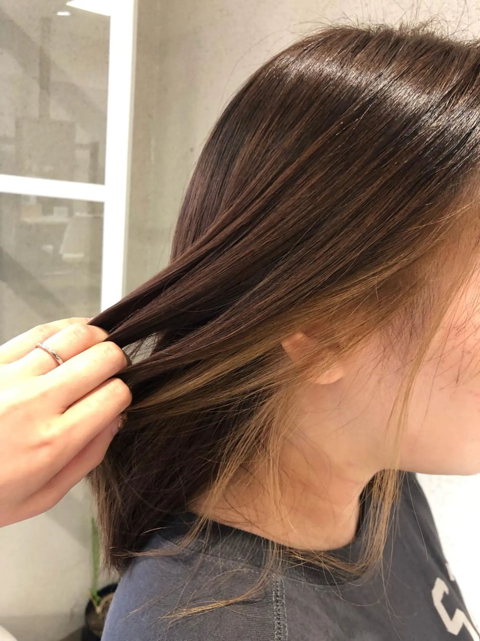 ロング カラー ベージュカラー イヤリングカラー インナーカラー ヘアカラー 阿部 美咲のヘアスタイル