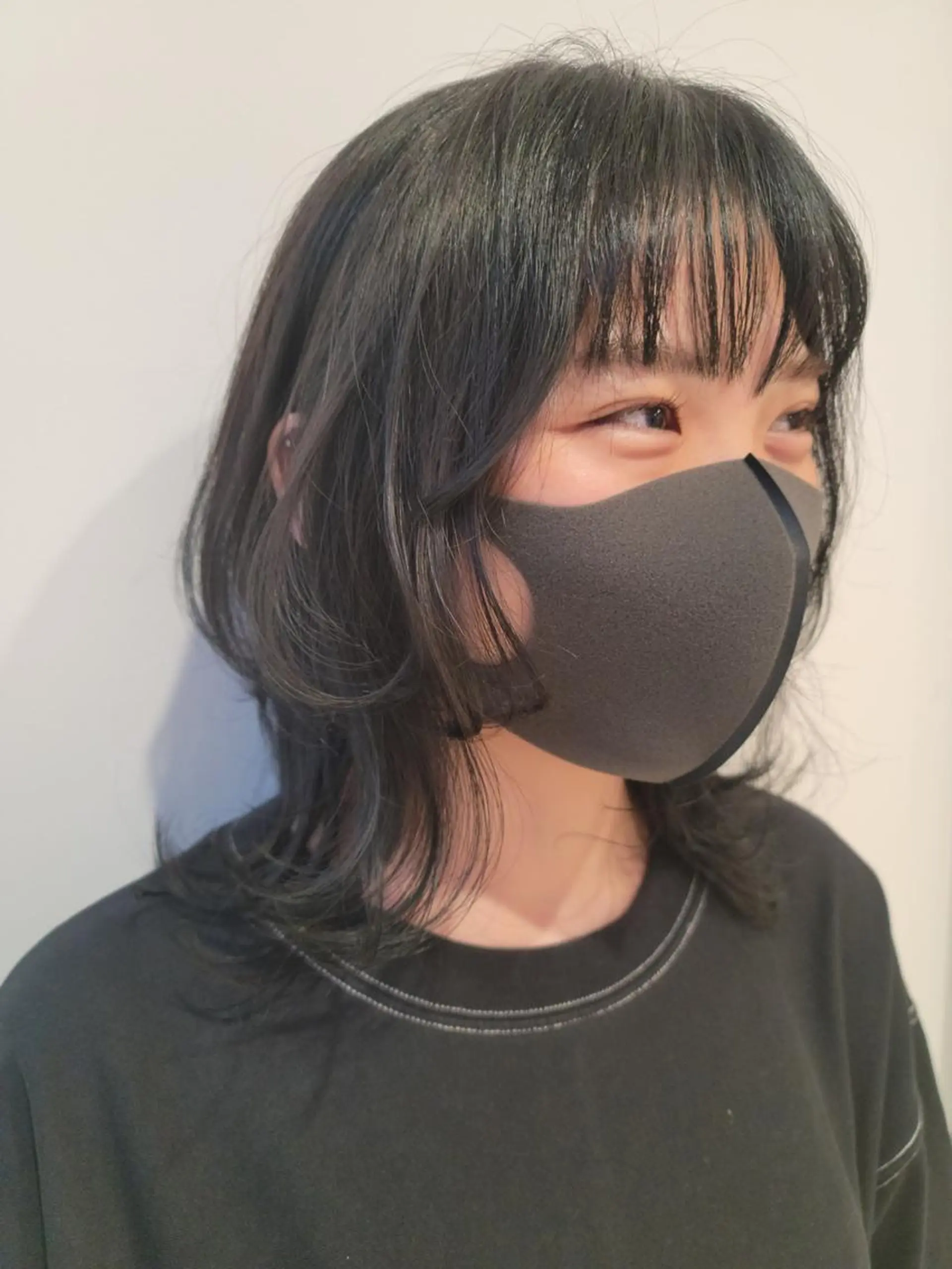 ミディアム カラー 黒髪 ブルーカラー ブルーブラック ウルフカット カット ヘアカラー 鈴木 翠のヘアスタイル