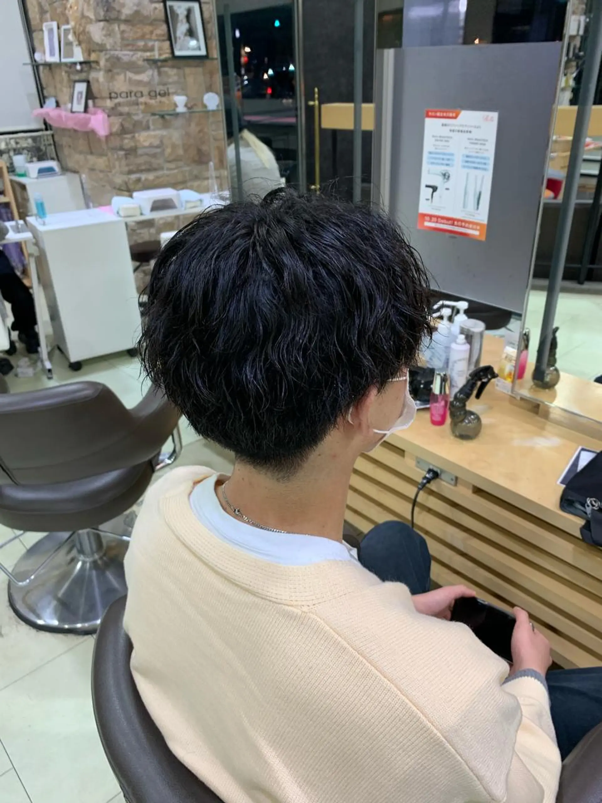 ミディアム パーマ メンズ ヘアカラー ﾎｯﾄﾍﾟｯﾊﾟｰ に移行中【かな】のヘアスタイル