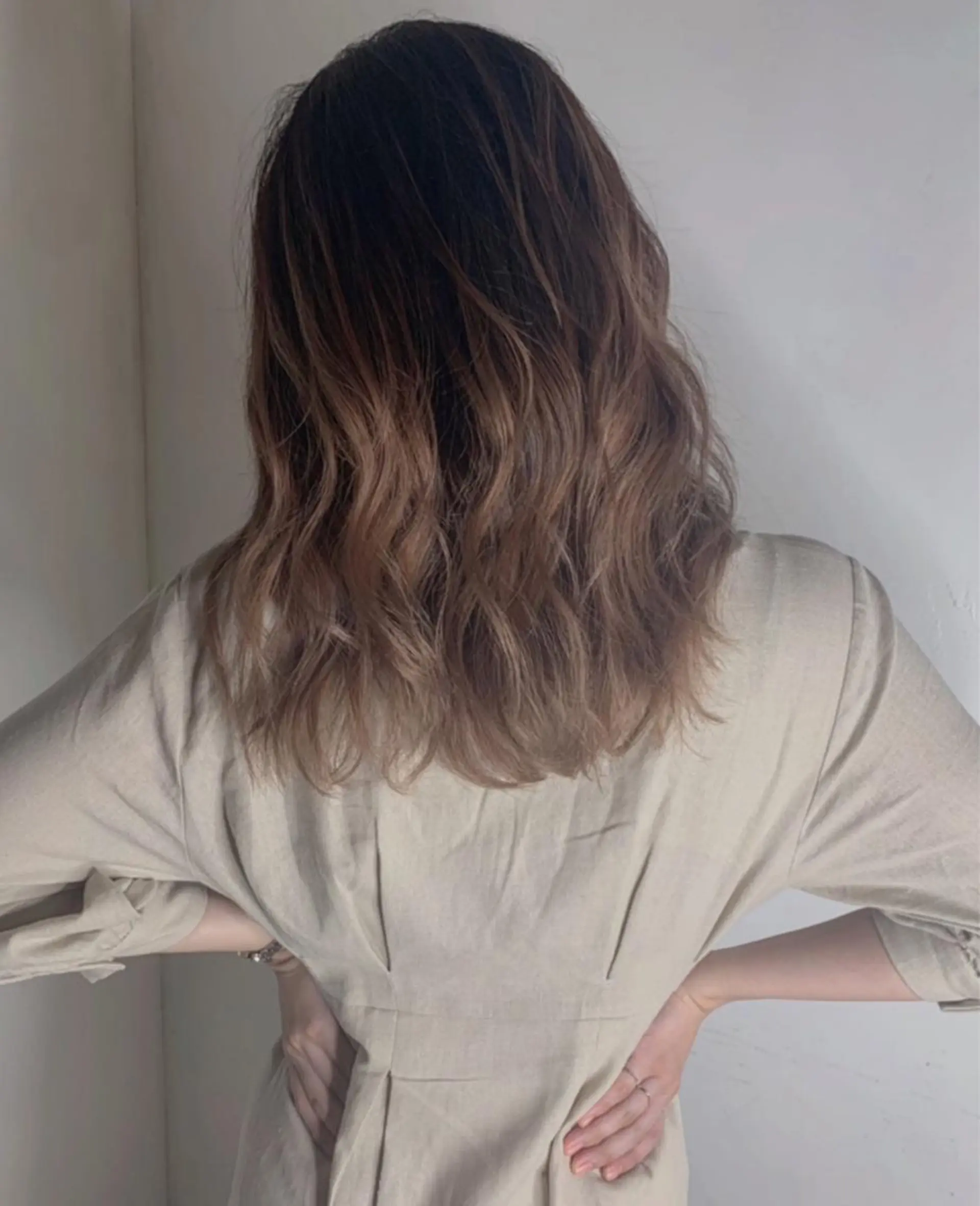 ミディアム カラー アッシュ バレイヤージュ ブリーチ デザインカラー グレージュ カット ヘアカラー トリートメント 京都大人女性ショート 徒歩1分/秋山のヘアスタイル