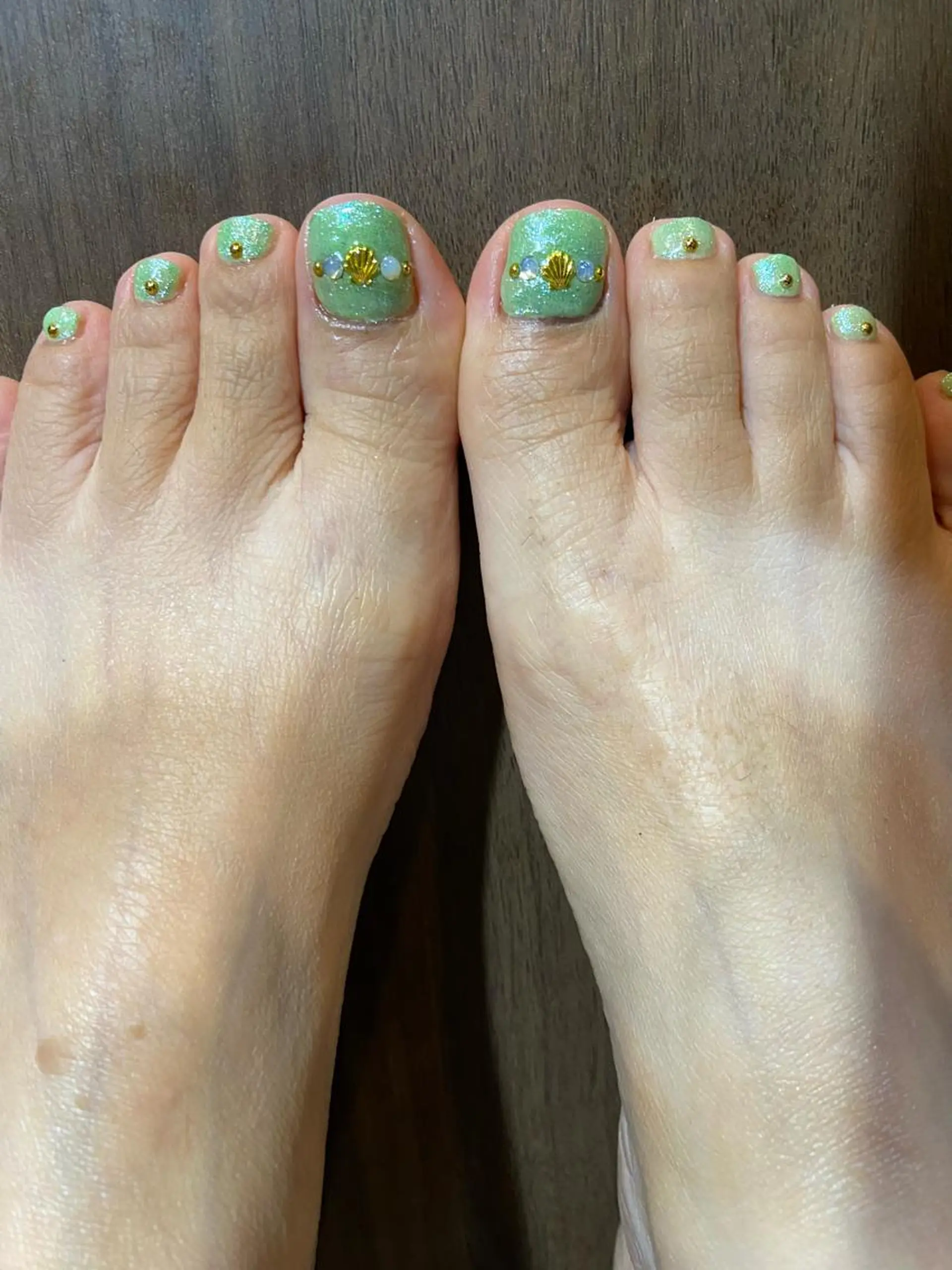 ミディアム ネイル フットネイル グリーン ストーンネイル ネイルサロン ステラのネイルデザイン