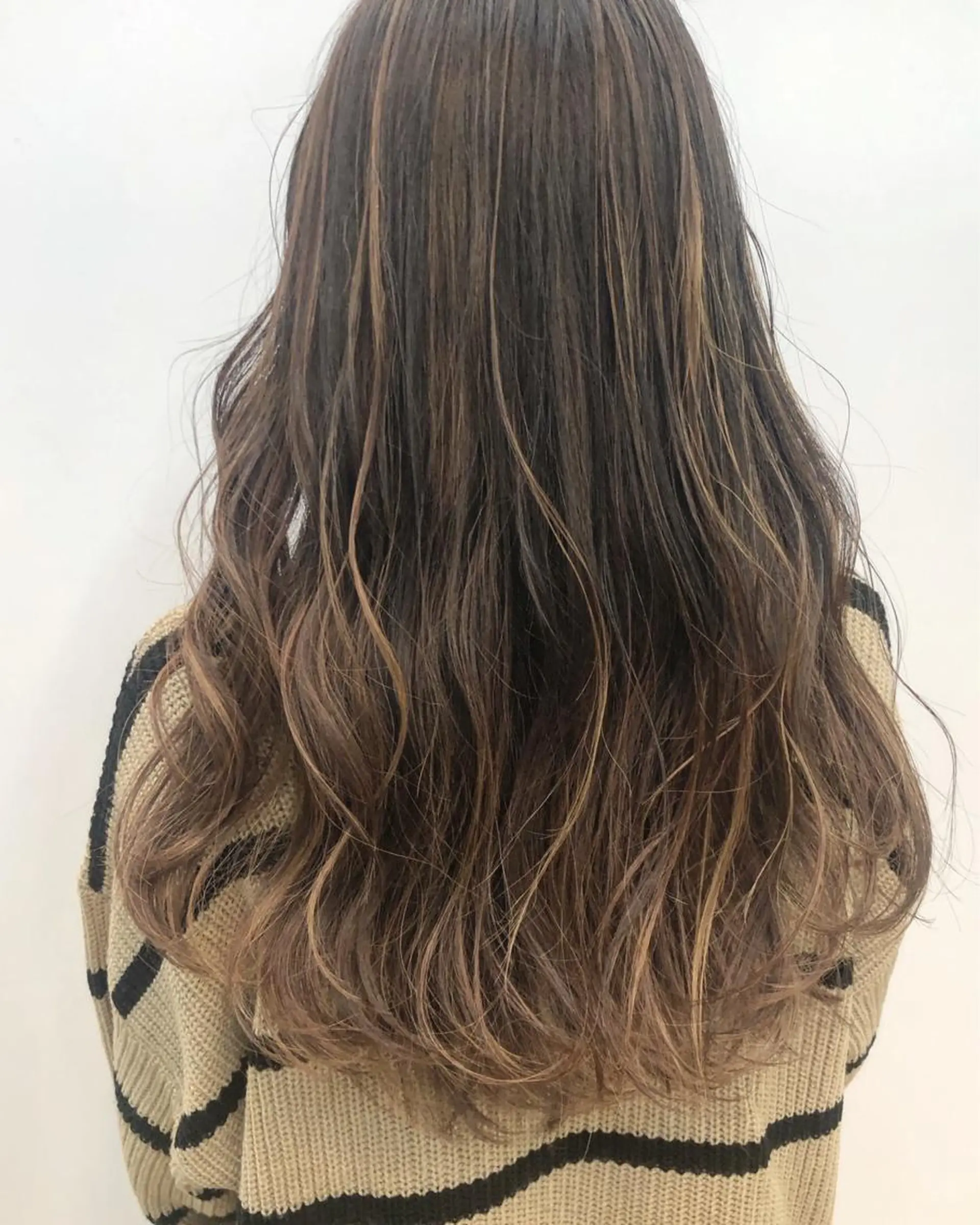 カラー ニシオカ タクヤのヘアスタイル