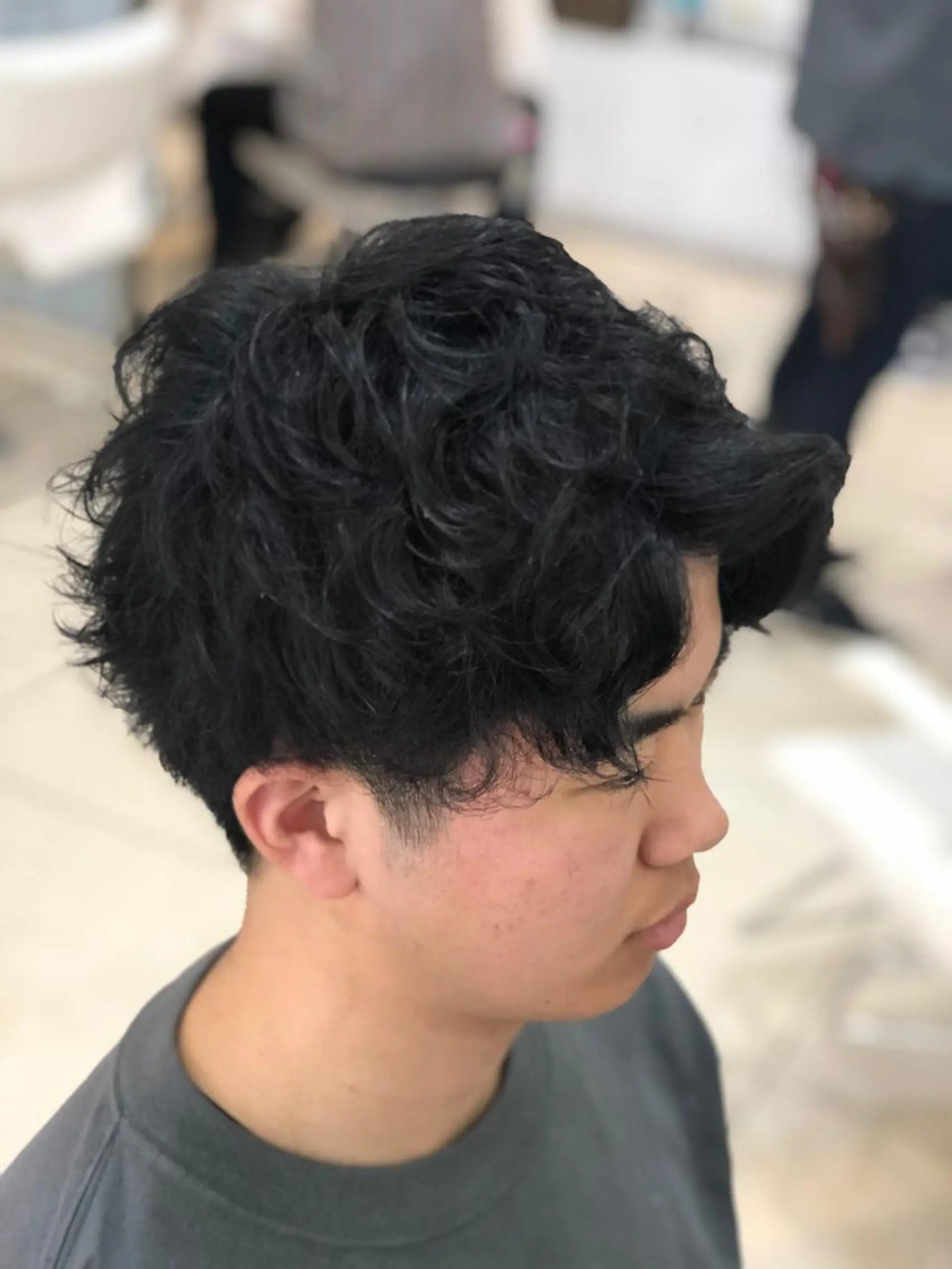 ショート パーマ メンズ アップバング メンズパーマ スパイラルパーマ カット パーマ 韓国風メンズ/毛流れ ヘアなら須田龍世のヘアスタイル