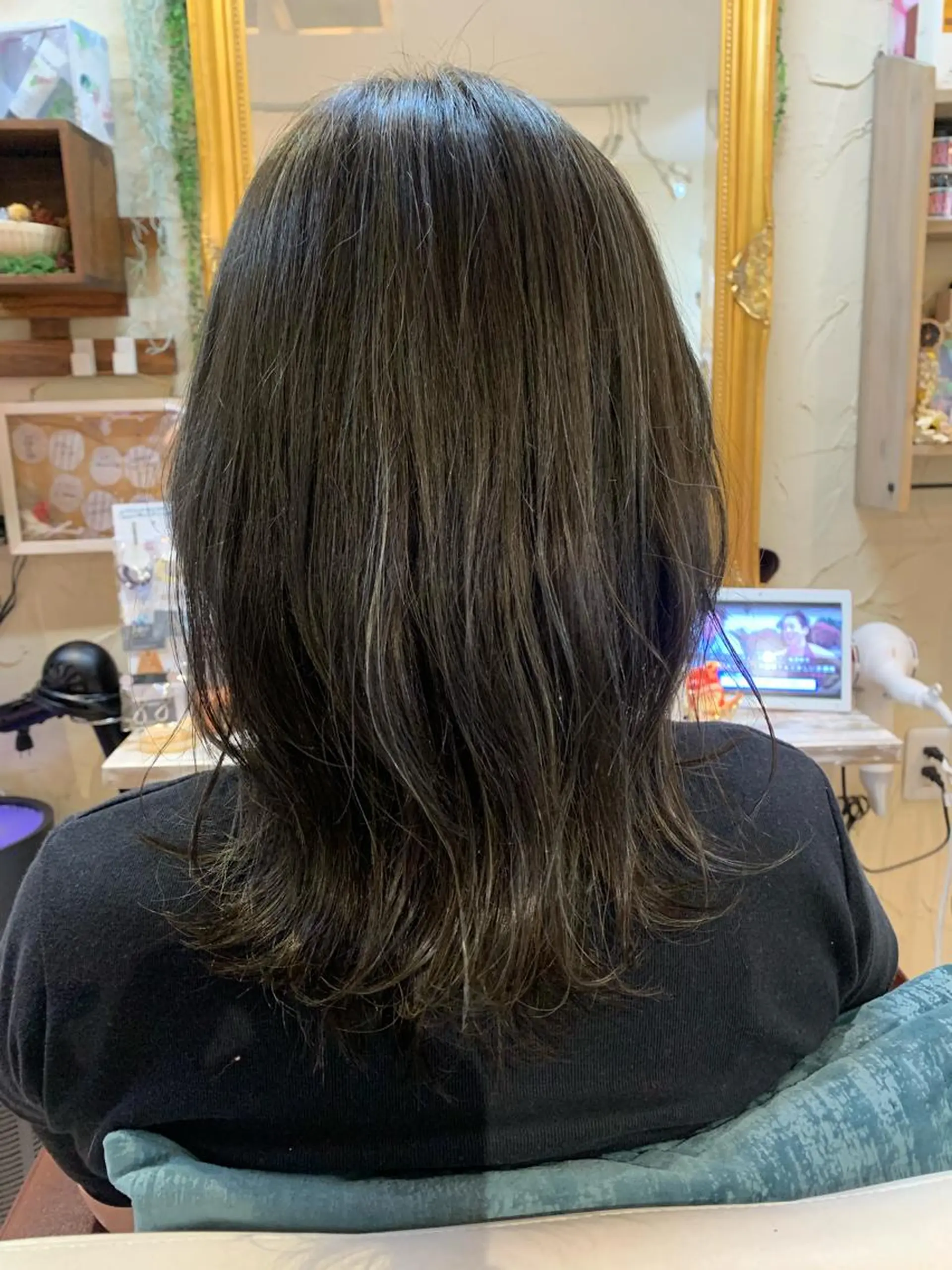 ミディアム カラー ヘアカラー トリートメント 林 友美のヘアスタイル