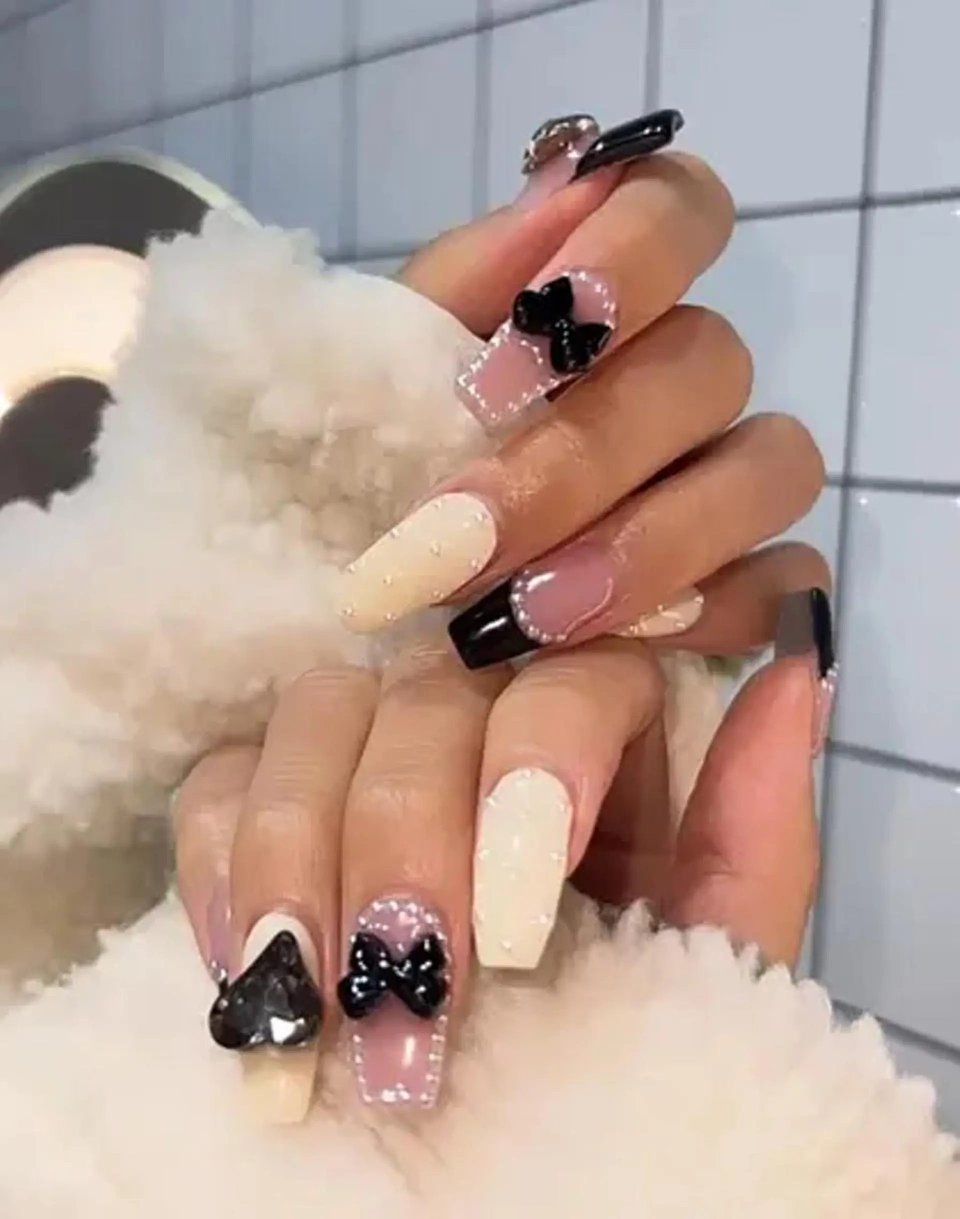 ネイル フレンチネイル リボン ワンホンネイル 冬ネイル ハンドネイル ハンドケア 🌈fein.トータ ルビューティー🌈のマツエク・マツパデザイン