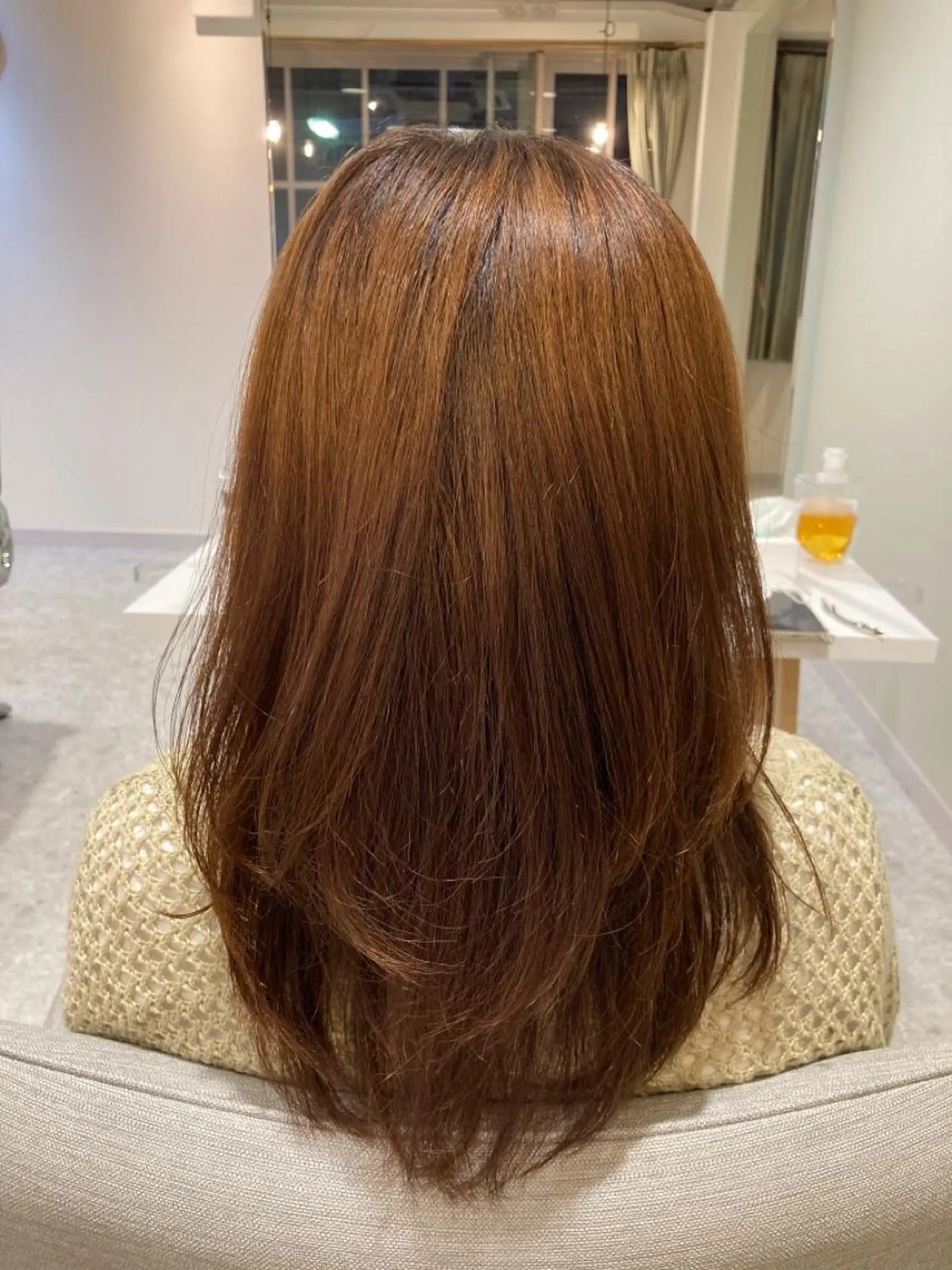 セミロング レイヤーカット ナルセナツキ 👾ハイトーンのヘアスタイル